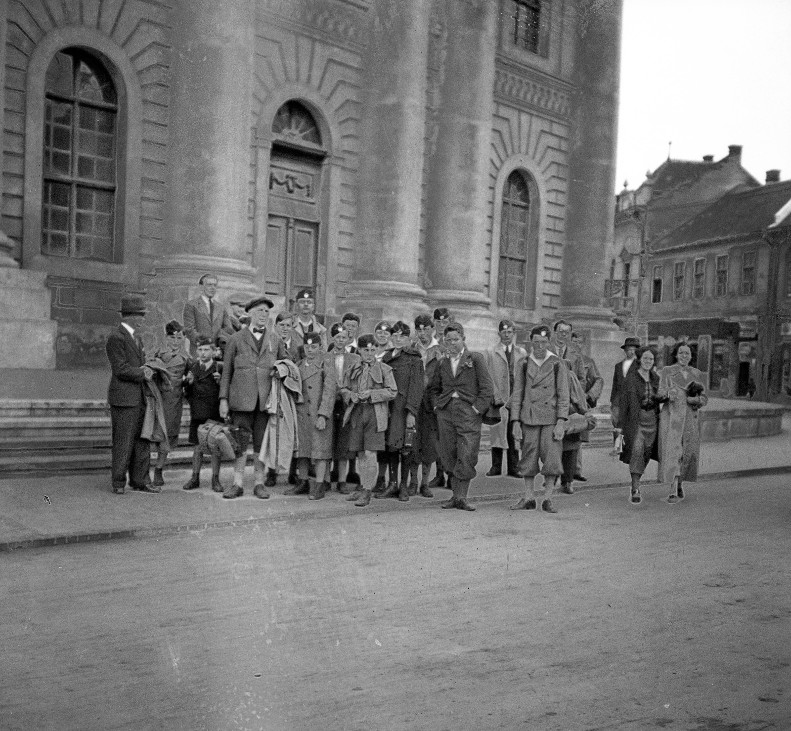 Magyarország, Debrecen, Kossuth tér, Református Nagytemplom, jobbra a Kálvin tér házai., 1937, Magyar Bálint, templom, csoportkép, klasszicizmus, timpanon, Rabl Károly-terv, Péchy Mihály-terv, Fortepan #55565