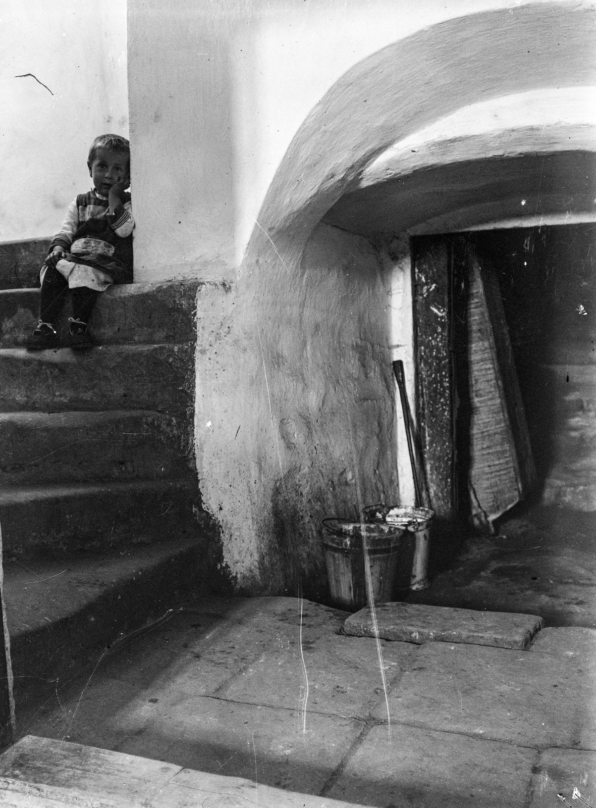 1912, Magyar Bálint, stairs, boy, sitting on stairs, Fortepan #55609