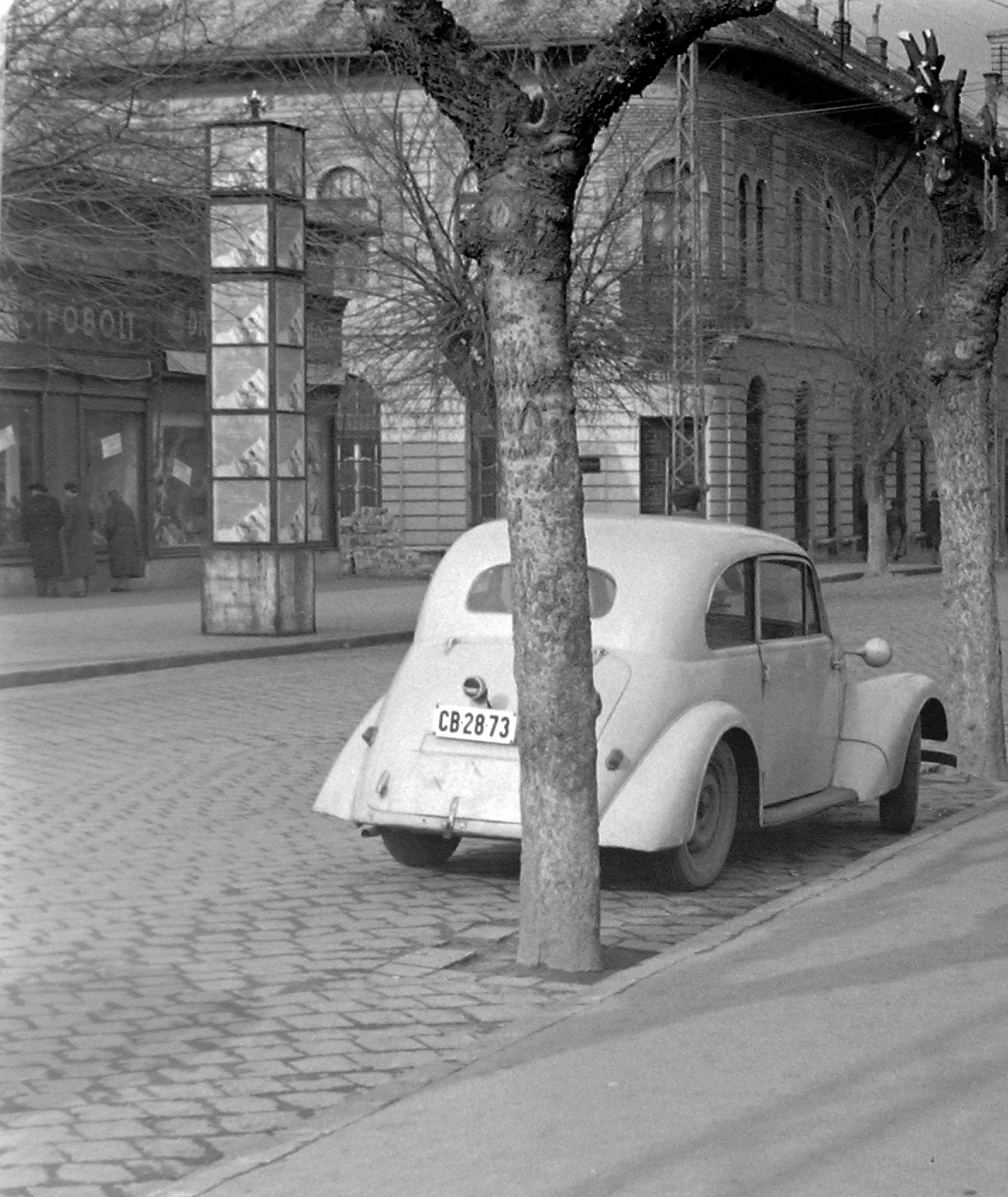 Magyarország, Cegléd, Szabadság tér a Rákóczi út felé nézve. Tatra 57B személygépkocsi., 1959, Fortepan, plakát, csehszlovák gyártmány, Tatra-márka, utcakép, hirdetőoszlop, üzletportál, automobil, rendszám, Tatra 57B, cipőbolt, Fortepan #5562
