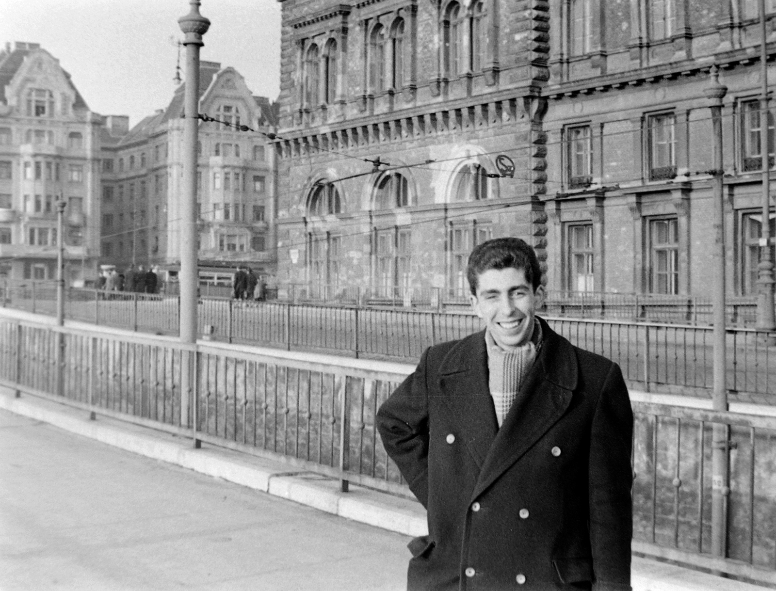 Hungary, Budapest IX., Fővám (Dimitrov) tér, jobbra a Marx Károly Közgazdaságtudományi Egyetem (később Corvinus Egyetem) épülete., 1959, Fortepan, portrait, street view, man, Budapest, double-breasted coat, Fortepan #5563