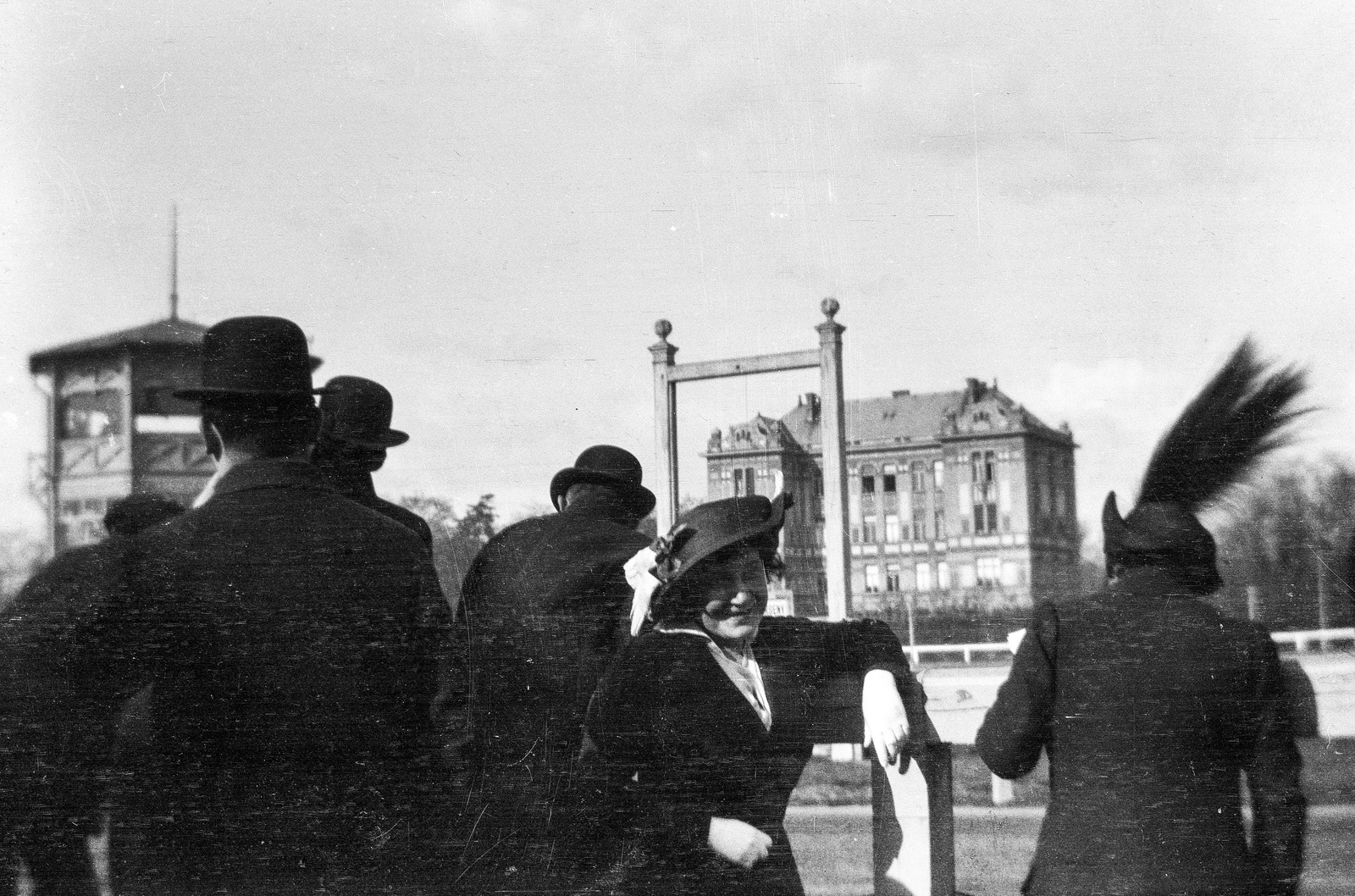 Magyarország, Budapest XIV., Erzsébet királyné útja (Mexikói út sarok), Ügetőpálya. A háttérben az Amizoni Országos Magyar Nőnevelő Intézetet épülete., 1917, Magyar Bálint, lóverseny, Budapest, Fortepan #55636