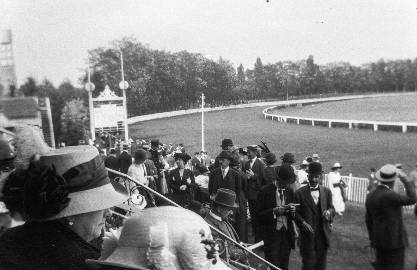 Hungary, Alag, Dunakeszi, lóversenypálya., 1917, Magyar Bálint, fashion, hat, horse race, Fortepan #55638