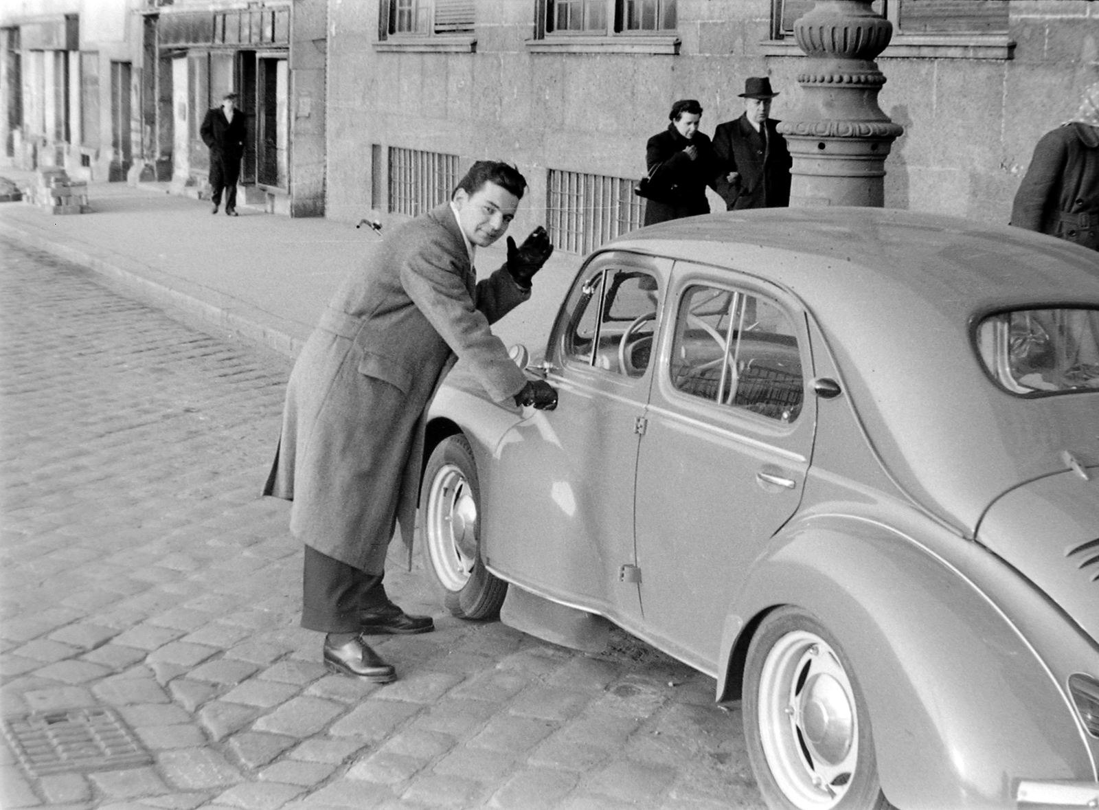 Hungary, Budapest V., Belgrád rakpart 2. Renault CV4 személygépkocsi., 1959, Fortepan, portrait, street view, man, Budapest, Fortepan #5564