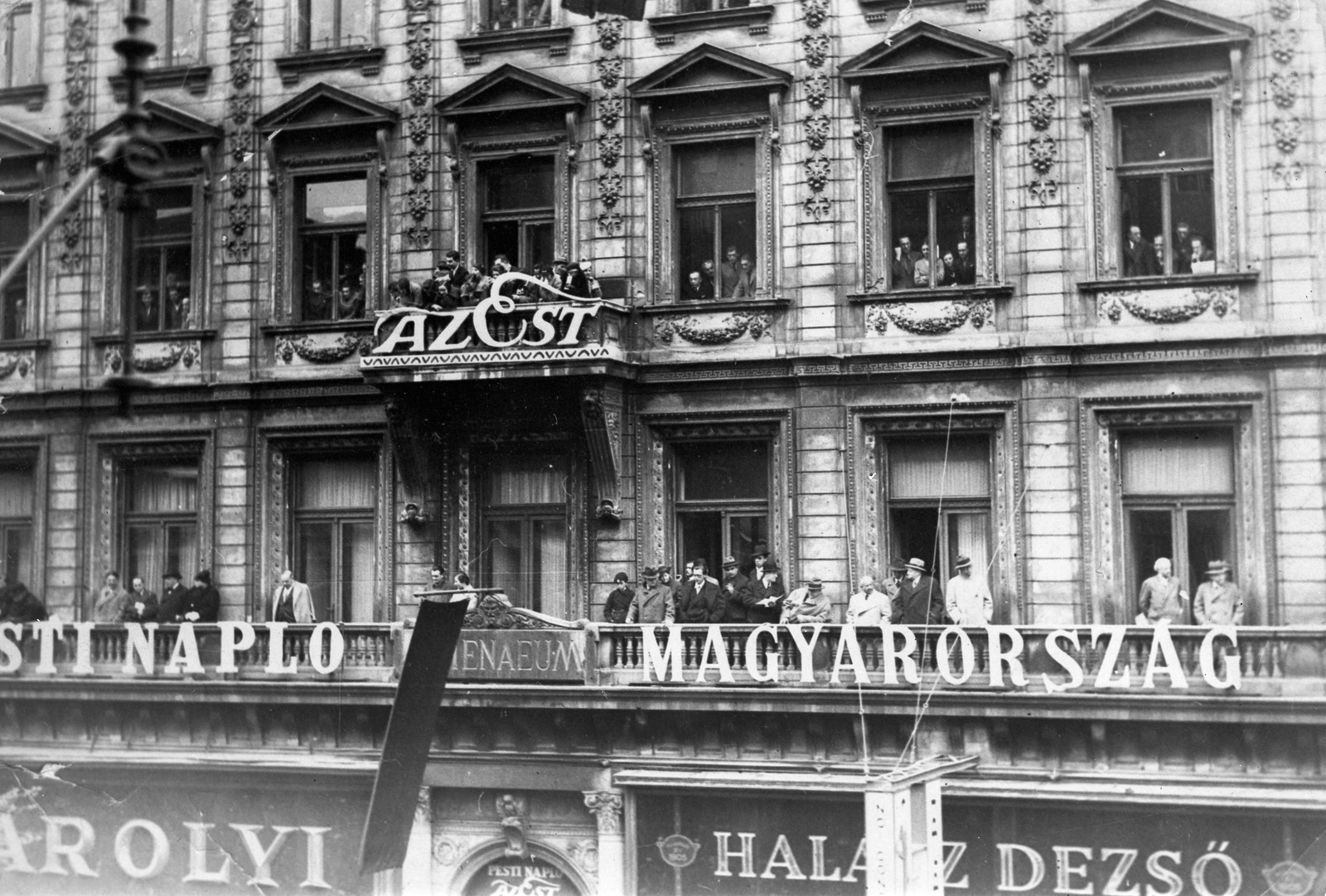 Hungary, Budapest VII., Rákóczi út 54., az Athenaeum Irodalmi és Nyomdai Rt. épülete., 1936, Magyar Bálint, sign-board, festive, window, balcony, printing industry, Az Est newspaper, Budapest, Fortepan #55641