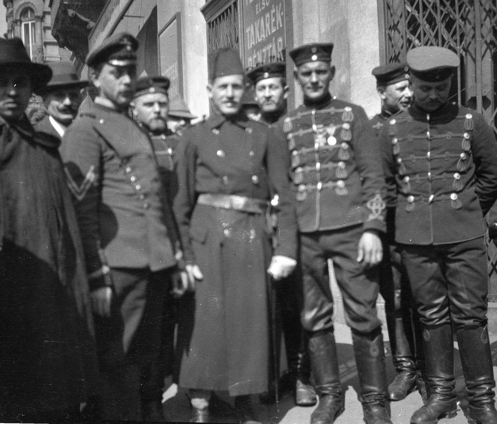 Magyarország, Budapest VI., Teréz körút 1. (1/a), a Szófia (Hegedűs Sándor) utca felé nézve., 1918, Magyar Bálint, első világháború, katona, török katona, német katona, porosz katona, Budapest, vitézkötés, Fortepan #55654