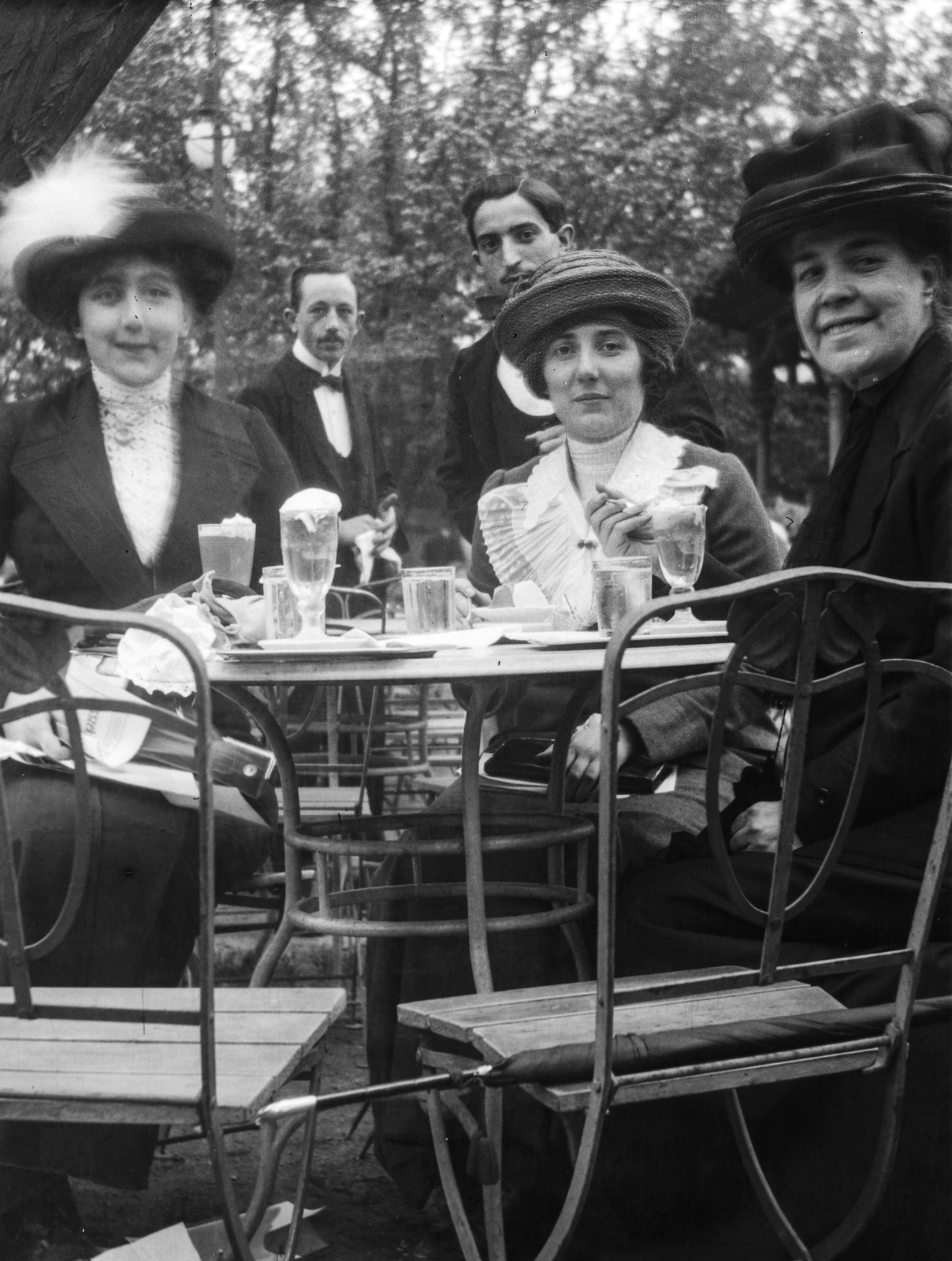 1913, Magyar Bálint, hospitality, hat, tableau, women, garden furniture, waiter, Fortepan #55655