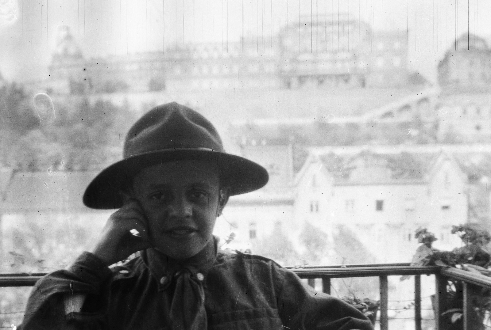 Magyarország, Budapest I., Krisztina körút 79. Magyar Pál, id. Magyar Bálint öccse. Háttérben a József főhercegi palota a budai Várban., 1930, Magyar Bálint, portré, cserkész, Budapest, fejtámasztás, Fortepan #55663