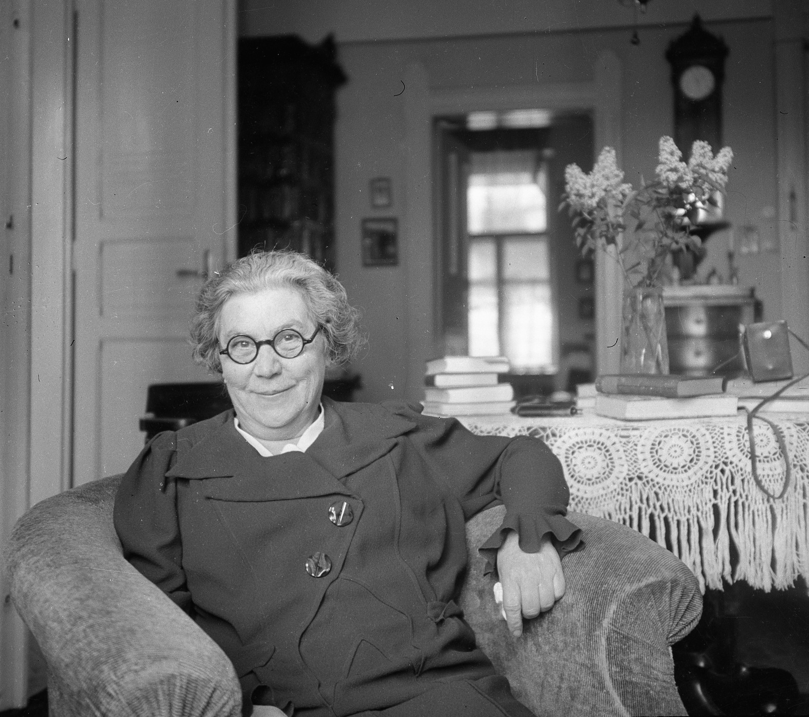 Hungary, Budapest XII., Hajnóczy József (Bors) utca 18., Gábos Kornélia., 1934, Magyar Bálint, portrait, celebrity, glasses, arm chair, Budapest, opera singer, lilac, Fortepan #55678