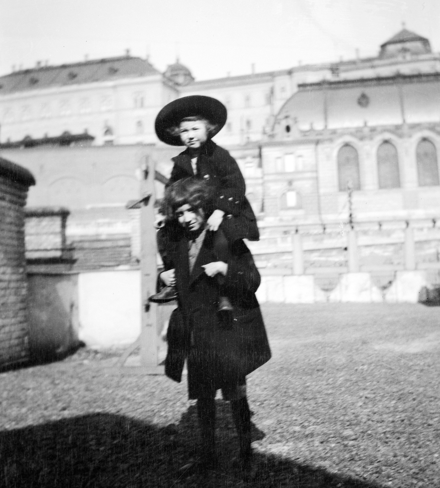 Hungary, Budapest I., Attila út 35. (Attila körút 2.) tetőterasza, háttérben a Lovarda és Királyi Palota (később Budavári Palota) Istállóépülete., 1913, Magyar Bálint, Budapest, kids, sitting on the shoulders, Fortepan #55722