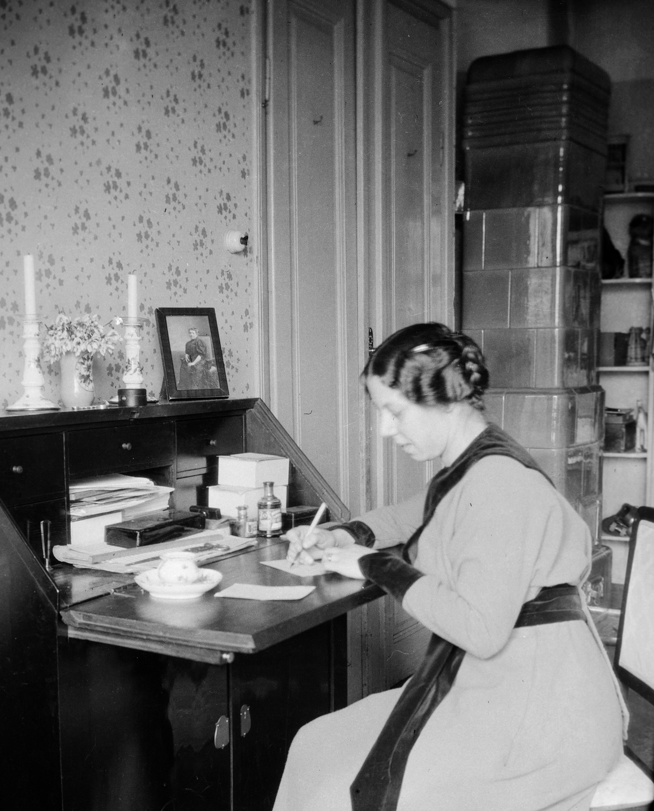 Hungary, Budapest I., Attila út 35. (Attila körút 2.), Lakatos Artúr felesége, Visy Erzsébet., 1912, Magyar Bálint, interior, Budapest, tile stove, wallpaper, writing, desk, Fortepan #55726