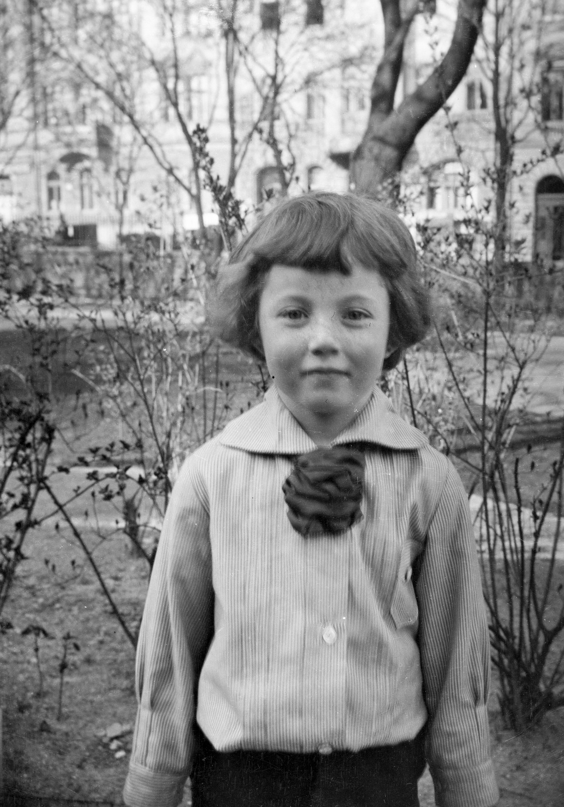 Hungary, Budapest I., háttérben az Attila út házai, középen az 53. számú ház., 1912, Magyar Bálint, portrait, Budapest, kid, Fortepan #55738