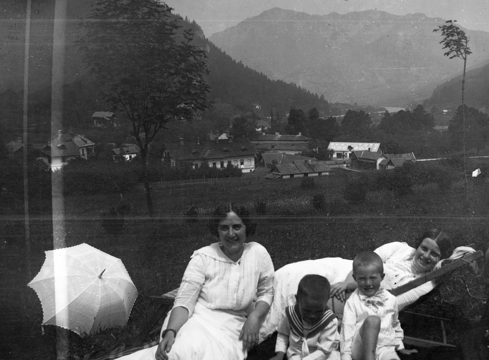 Szlovákia, Fenyőháza, a Vág völgye Sztankován felé nézve. Az előtérben Kürthy Berta, Lakatos Imre, id. Magyar Bálint, Visy Masa., 1913, Magyar Bálint, napernyő, Fortepan #55744