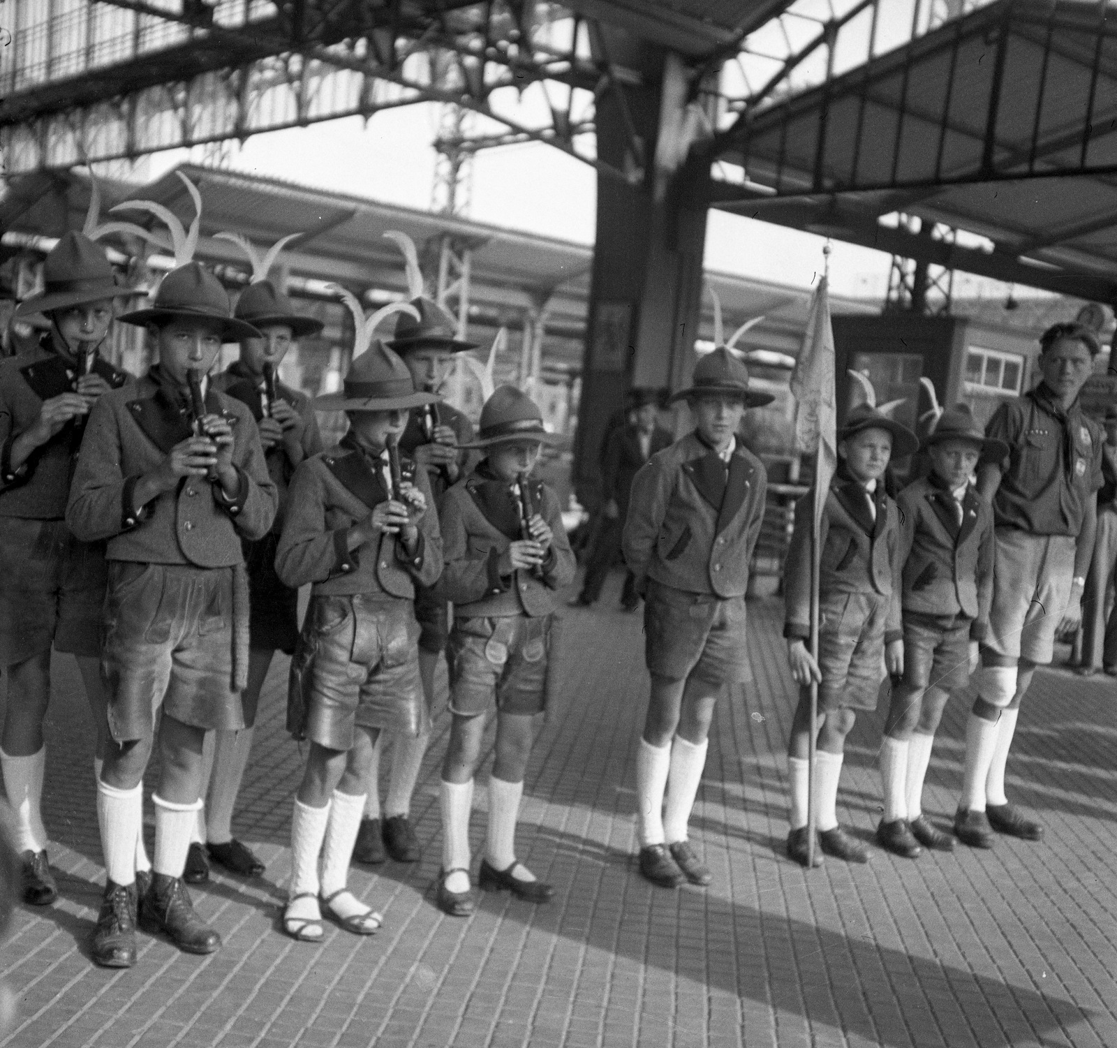 Austria, Salzburg, küldöttség várja a magyar cserkészeket, akik az 5. Nemzetközi Cserkész Világtalálkozó (Jamboree)-ra tartva, útjukat megszakítva, meglátogatják az osztrák cserkészek jubileumi táborát., 1937, Magyar Bálint, flag, train station, scouting, lederhosen, Fortepan #55747