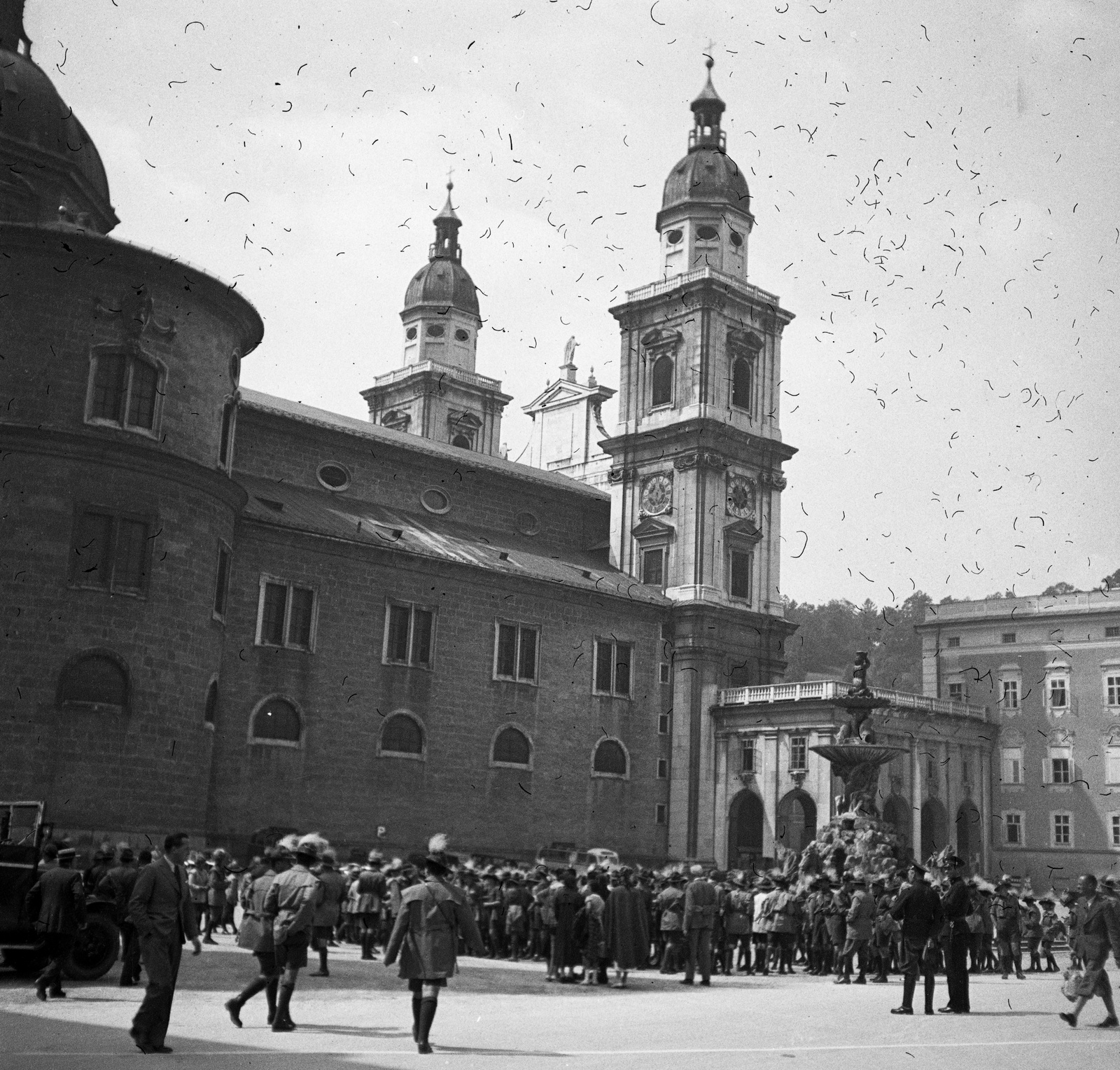 Austria, Salzburg, Residenzplatz, szemben a Dóm. Az 5. Nemzetközi Cserkész Világtalálkozó (Jamboree)-ra tartó magyar cserkészek városnézésen., 1937, Magyar Bálint, religion, church, Fortepan #55750
