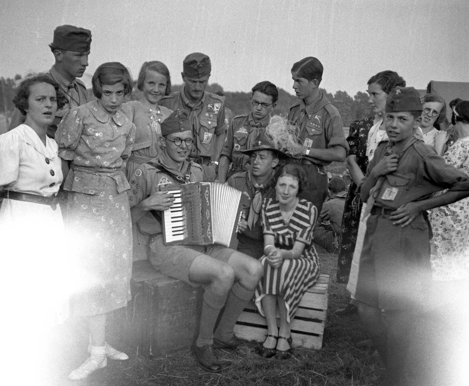 Netherlands, Vogelenzang, 5. Nemzetközi Cserkész Világtalálkozó (Jamboree)., 1937, Magyar Bálint, musical instrument, accordion, scouting, knee socks, Fortepan #55755