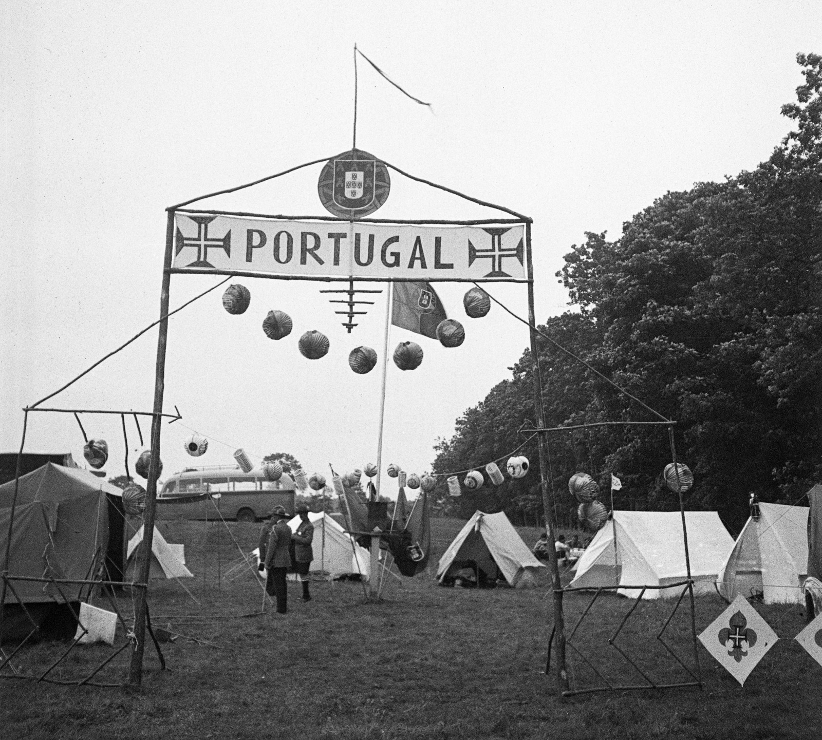 Netherlands, Vogelenzang, 5. Nemzetközi Cserkész Világtalálkozó (Jamboree), a portugál tábor kapuja., 1937, Magyar Bálint, flag, gate, scouting, national emblem, Fortepan #55756