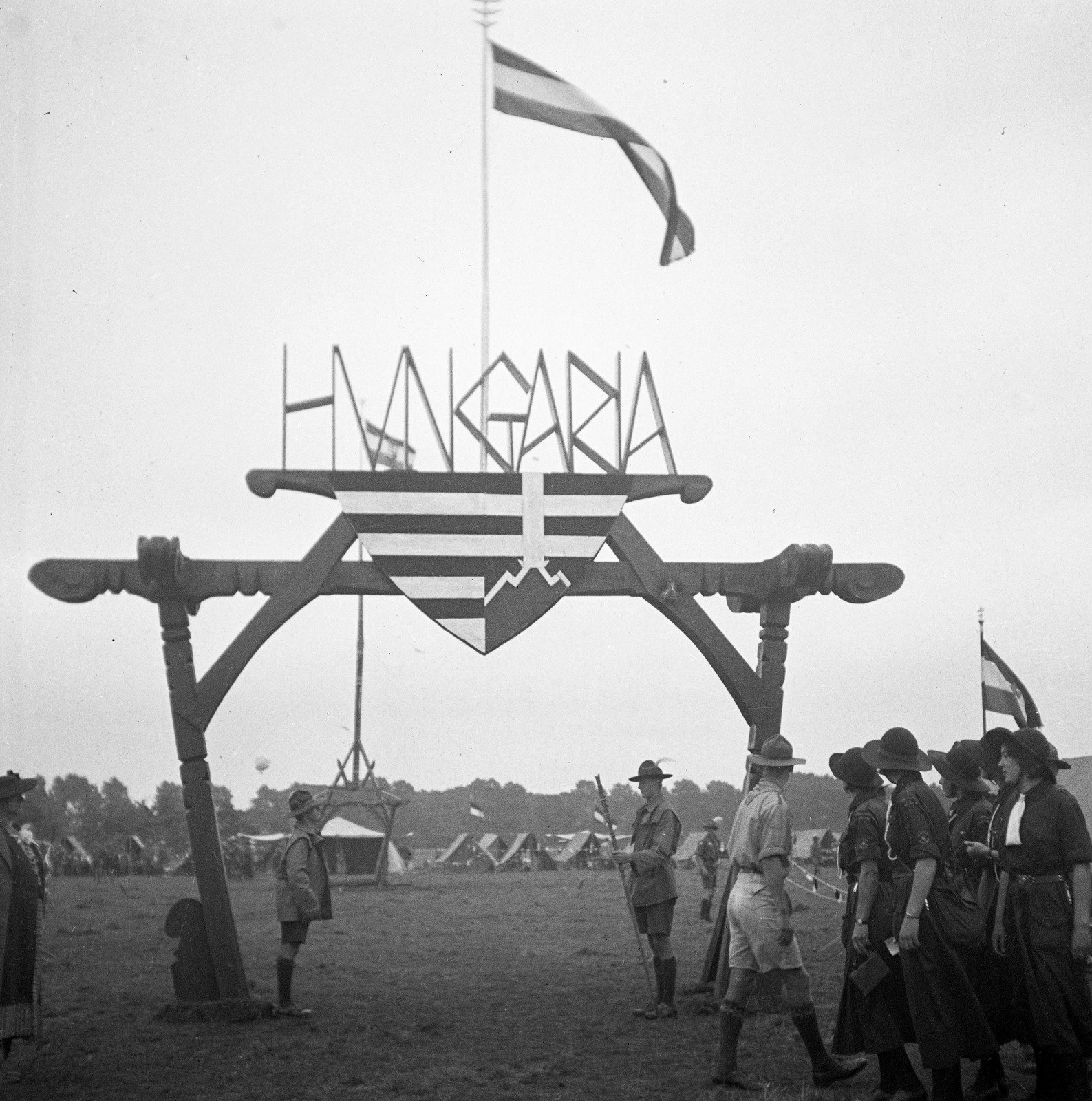 Hollandia, Vogelenzang, 5. Nemzetközi Cserkész Világtalálkozó (Jamboree), a magyar tábor kapuja., 1937, Magyar Bálint, zászló, kapu, címer, cserkész, ékírás, Hungaria, nemzeti jelkép, Fortepan #55757