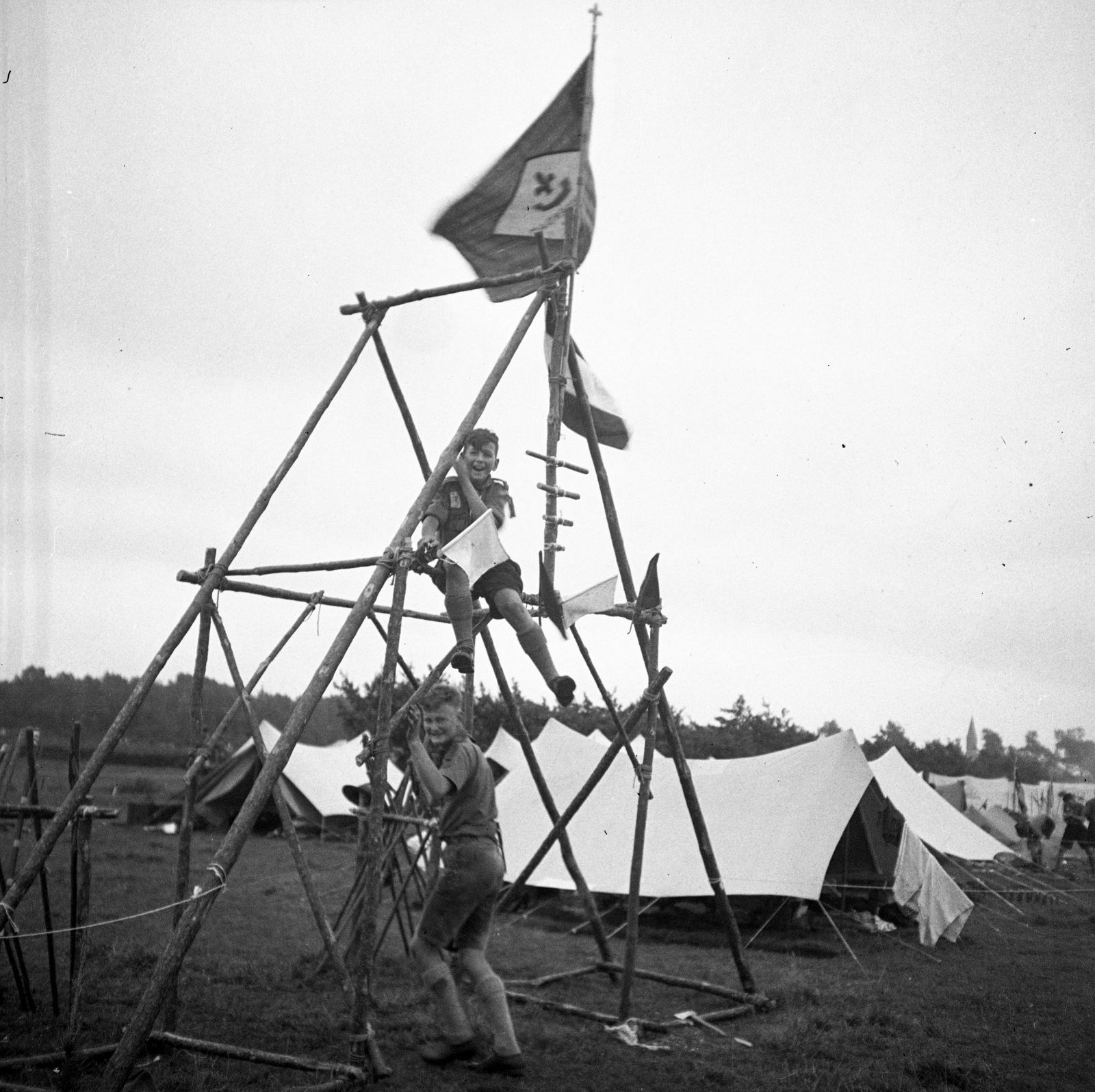 Netherlands, Vogelenzang, 5. Nemzetközi Cserkész Világtalálkozó (Jamboree)., 1937, Magyar Bálint, flag, construction, scouting, camping site, Fortepan #55758