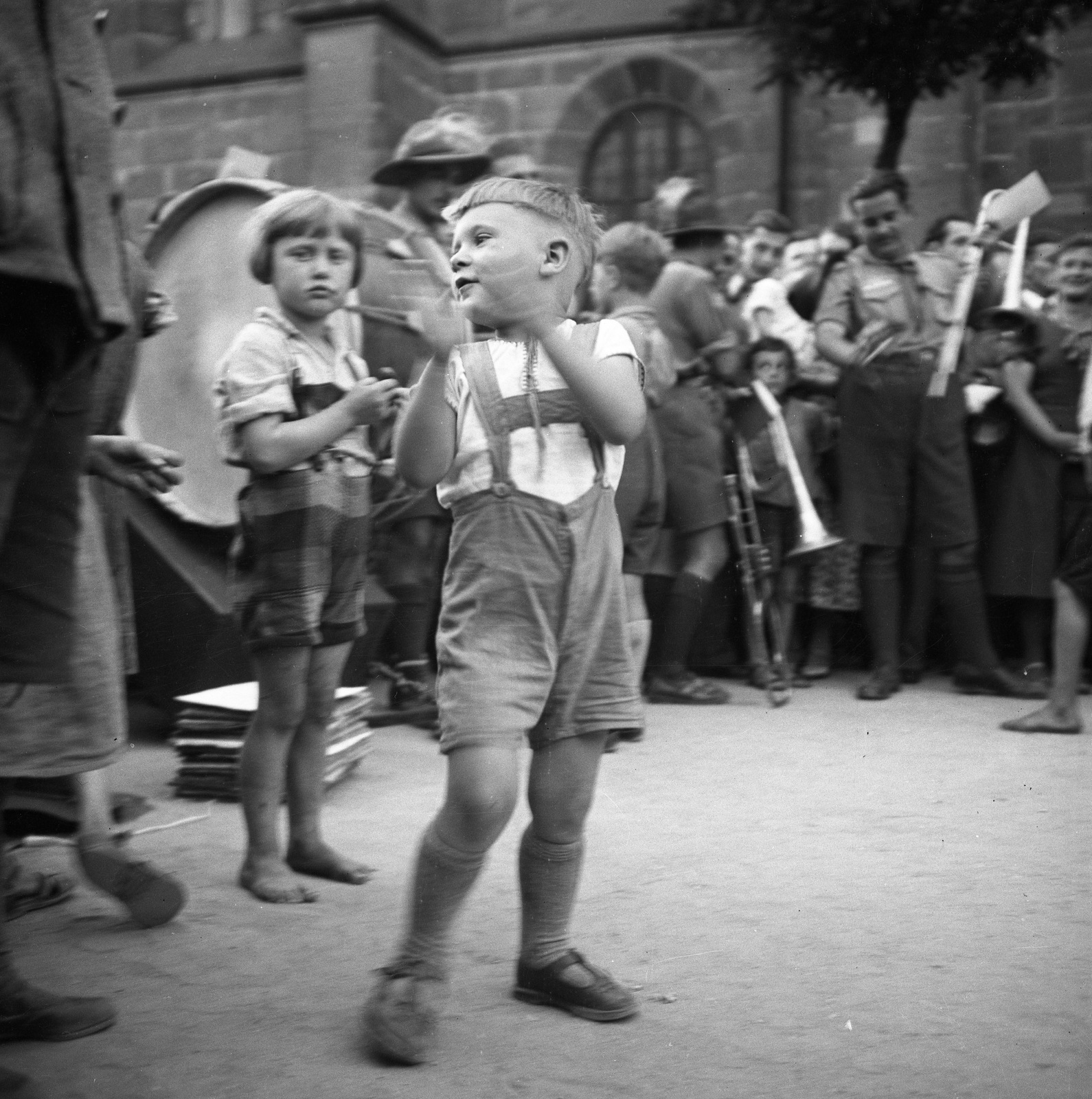 Netherlands, Vogelenzang, Kerkweg 1., Nagyboldogasszony-templom (Onze-Lieve-Vrouw ten Hemelopnemingkerk). A felvétel az 5. Nemzetközi Cserkész Világtalálkozó (Jamboree) alkalmával készült., 1937, Magyar Bálint, genre painting, girl, kid, scouting, wind band, Fortepan #55766