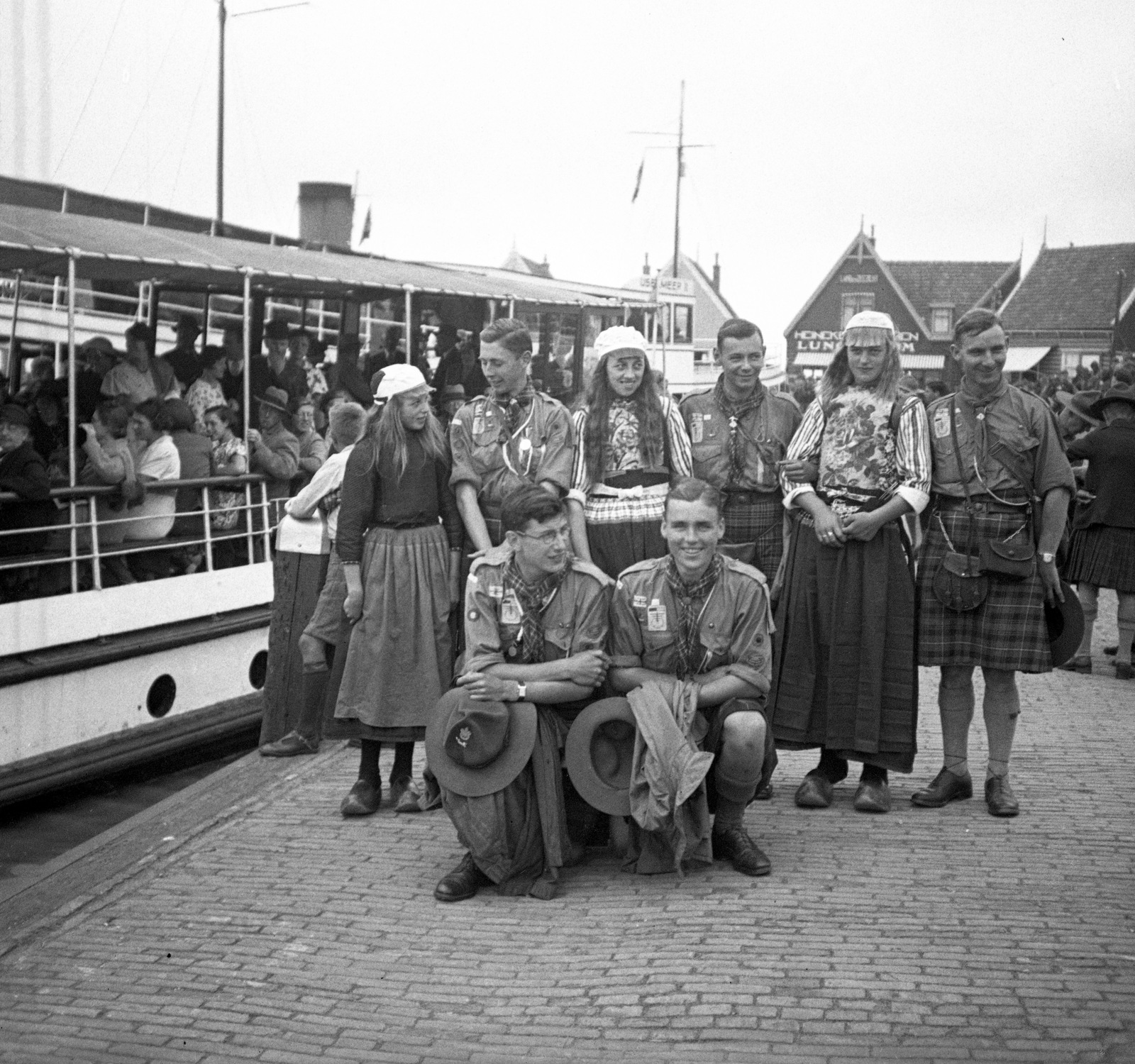 Netherlands, Marken, kikötő, az 5. Nemzetközi Cserkész Világtalálkozó (Jamboree) résztvevői kiránduláson., 1937, Magyar Bálint, uniform, tableau, folk costume, scouting, squatting, hat in hand, Fortepan #55769