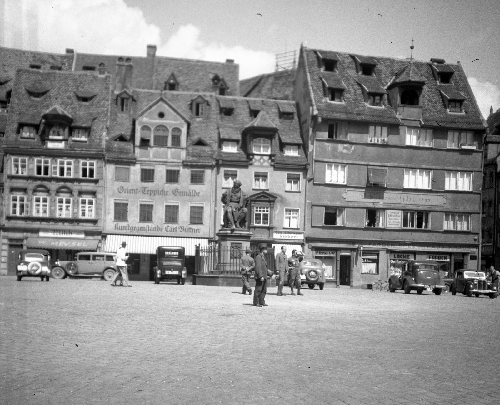 Germany, Nuremberg, Hans-Sachs-Platz (Spitalplatz), szemben a Hans Sachs emlékmű., 1937, Magyar Bálint, sculpture, monument, street view, genre painting, automobile, Mansard roof, Hans Sachs-portrayal, Johann Konrad Krausser-design, Fortepan #55773