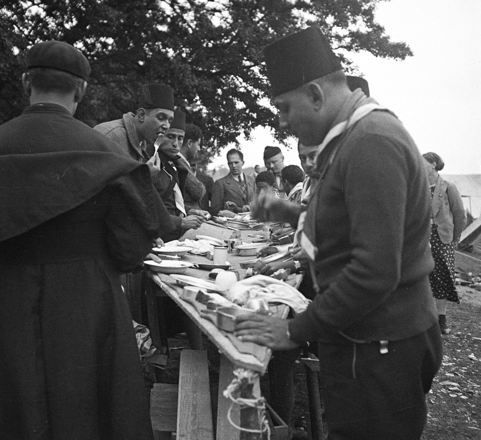 1937, Magyar Bálint, meal, genre painting, pot, counter, cassock, tarboosh, plate, cutlery, Fortepan #55774