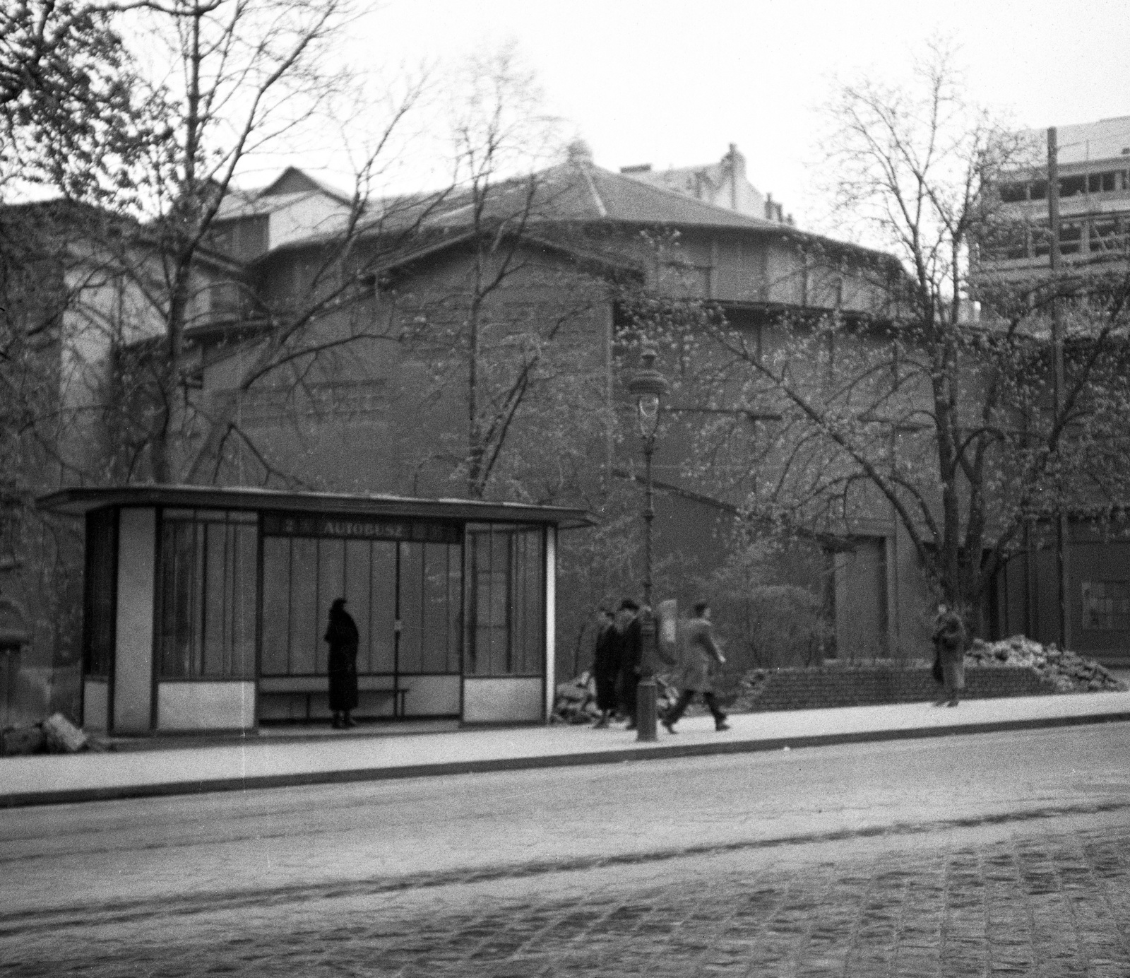 Hungary, Budapest I., Alagút utca, Budai Színkör., 1937, Magyar Bálint, genre painting, theater, bus stop, lamp post, Budapest, Fortepan #55777