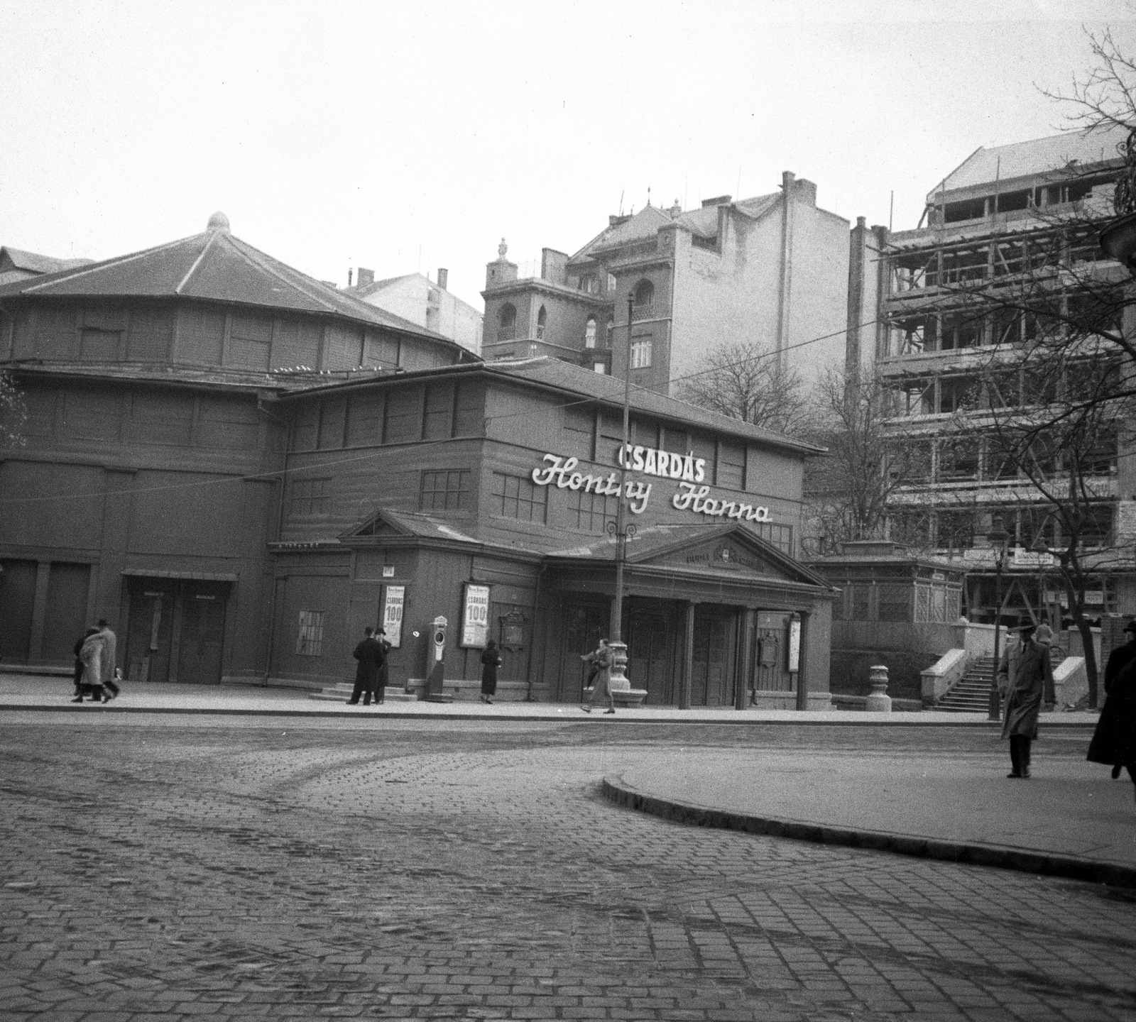 Hungary, Budapest I., Budai Színkör a Pauler utcából nézve., 1937, Magyar Bálint, street view, genre painting, theater, public toilet, scaffolding, flag pole, Budapest, Fortepan #55780