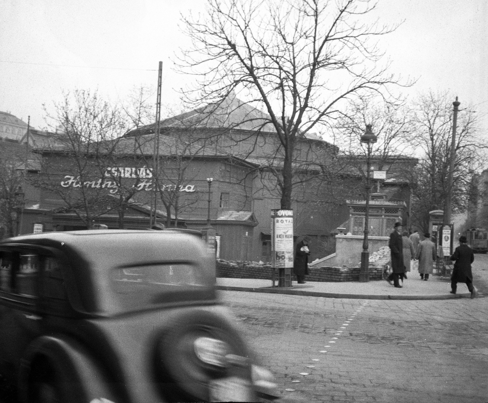 Magyarország, Horváth-kert, Budapest I., Alagút utca - Krisztina körút sarok, Budai Színkör., 1937, Magyar Bálint, utcakép, életkép, színház, villamos, hirdetőoszlop, telefonfülke, lámpaoszlop, nyilvános WC, Budapest, gyalogátkelő, Fortepan #55781