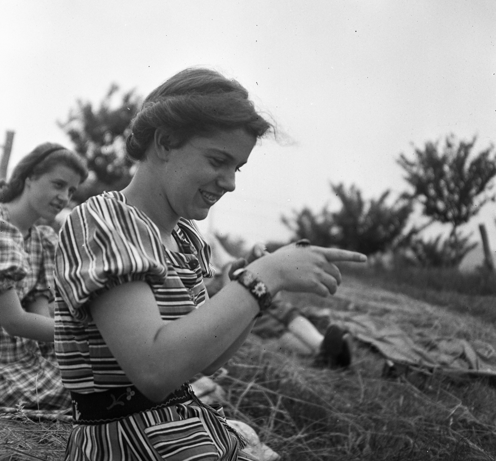 Hungary, Nagykovácsi, Budai-hegység, Nagy-Szénás., 1939, Magyar Bálint, portrait, excursion, lady, bracelet, summer dresses, Fortepan #55783