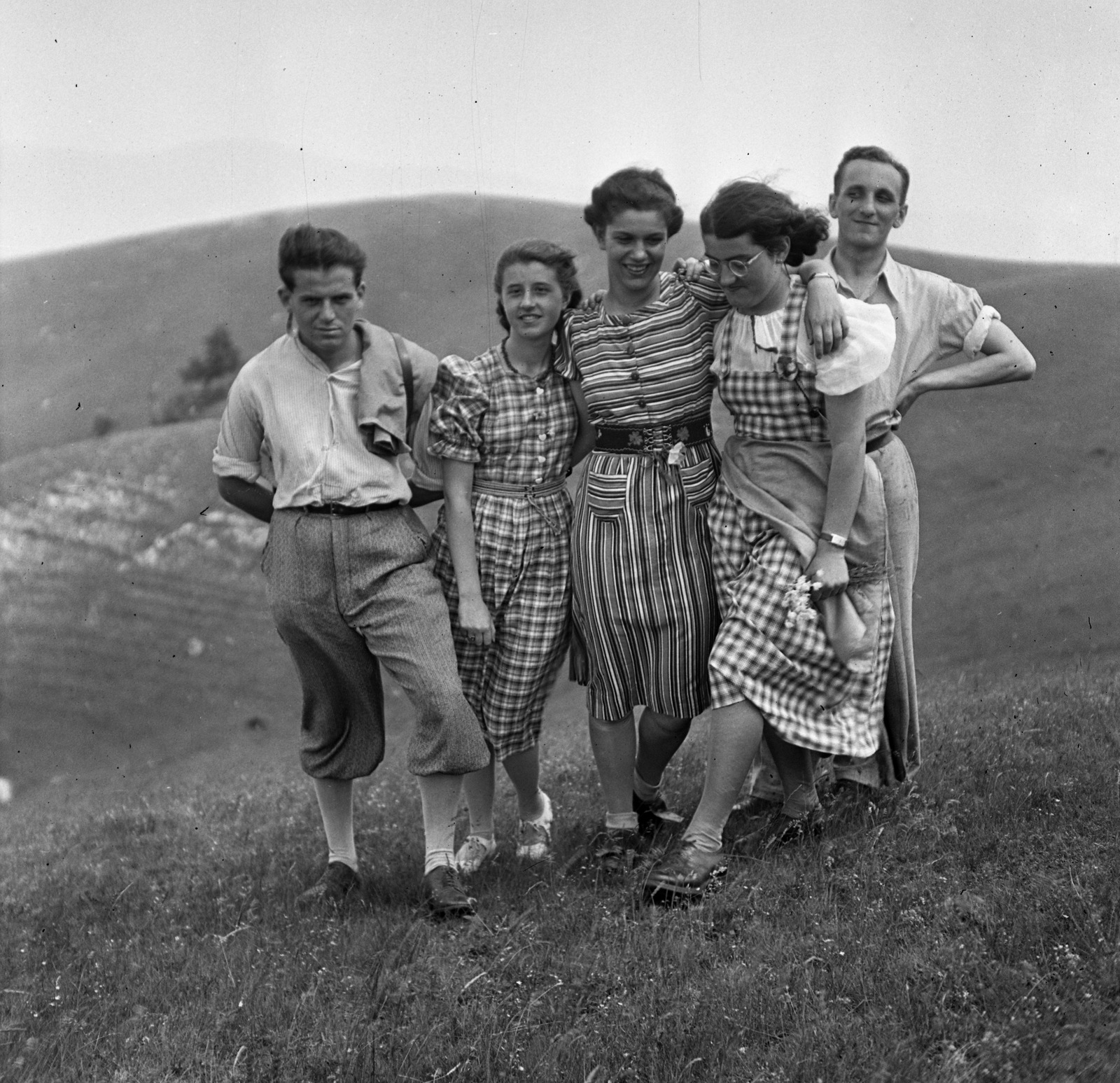 Hungary, Nagykovácsi, Budai-hegység, Nagy-Szénás., 1939, Magyar Bálint, excursion, tableau, men, glasses, wrist watch, landscape, breech, snocks, lady, skirt, summer dresses, checked dress, striped dress, Fortepan #55784