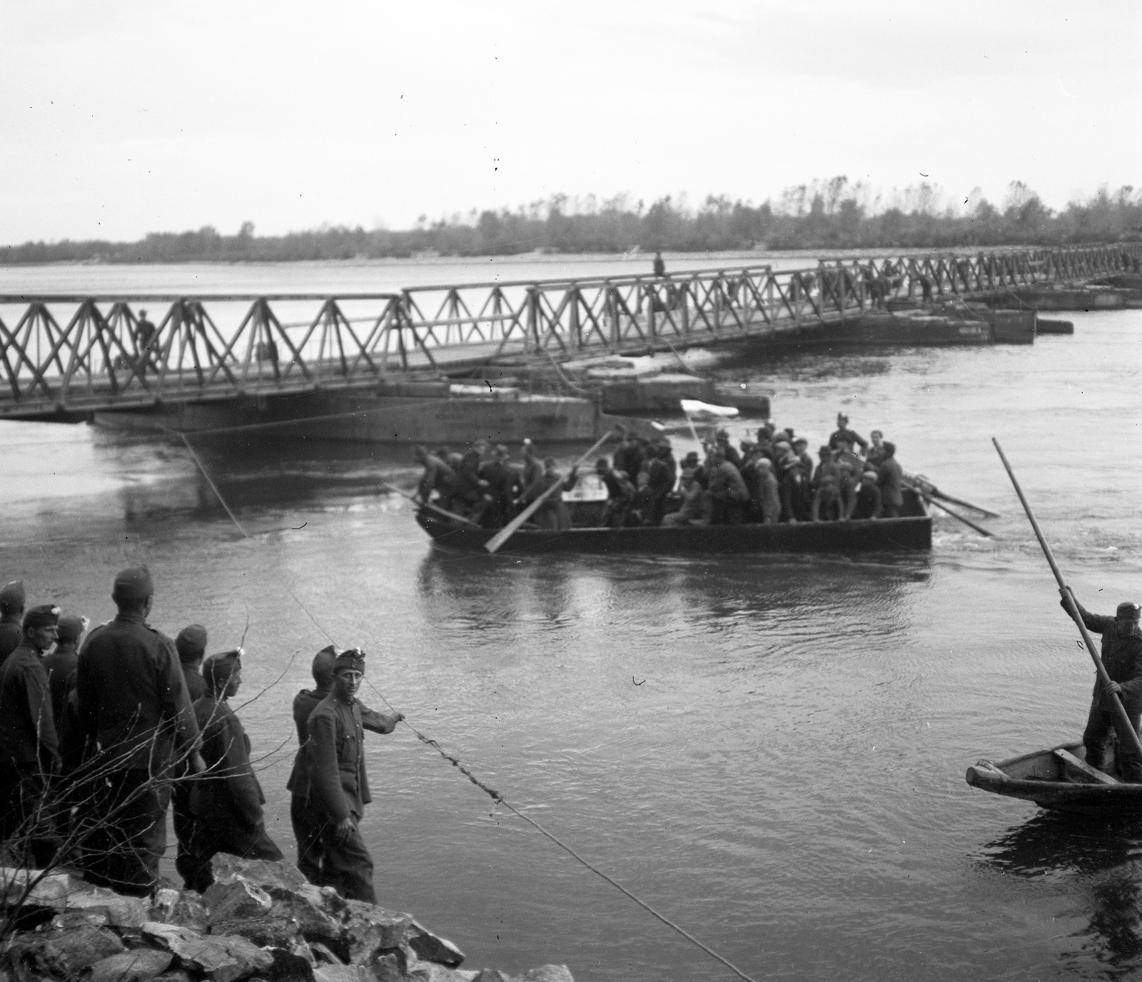 Hungary, a magyar csapatok szlovákiai bevonulására készített Medve felé vezető pontonhíd a Dunán., 1938, Magyar Bálint, bridge, boat, soldier, Fortepan #55791