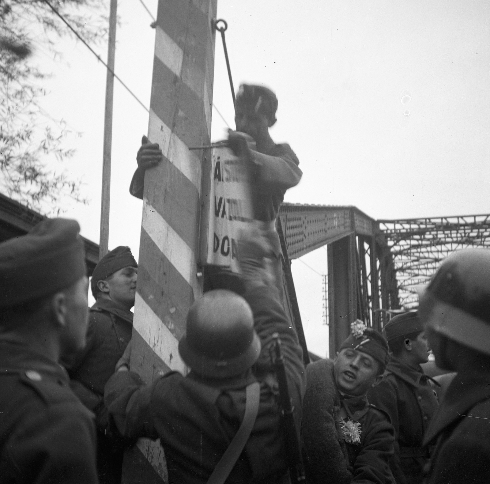 Hungary, Komarno, Erzsébet híd, a magyar-csehszlovák határátkelő a magyar csapatok bevonulása idején., 1938, Magyar Bálint, territorial gain, bridge, border crossing, Duna-bridge, multilingual sign, János Feketeházy-design, Fortepan #55797