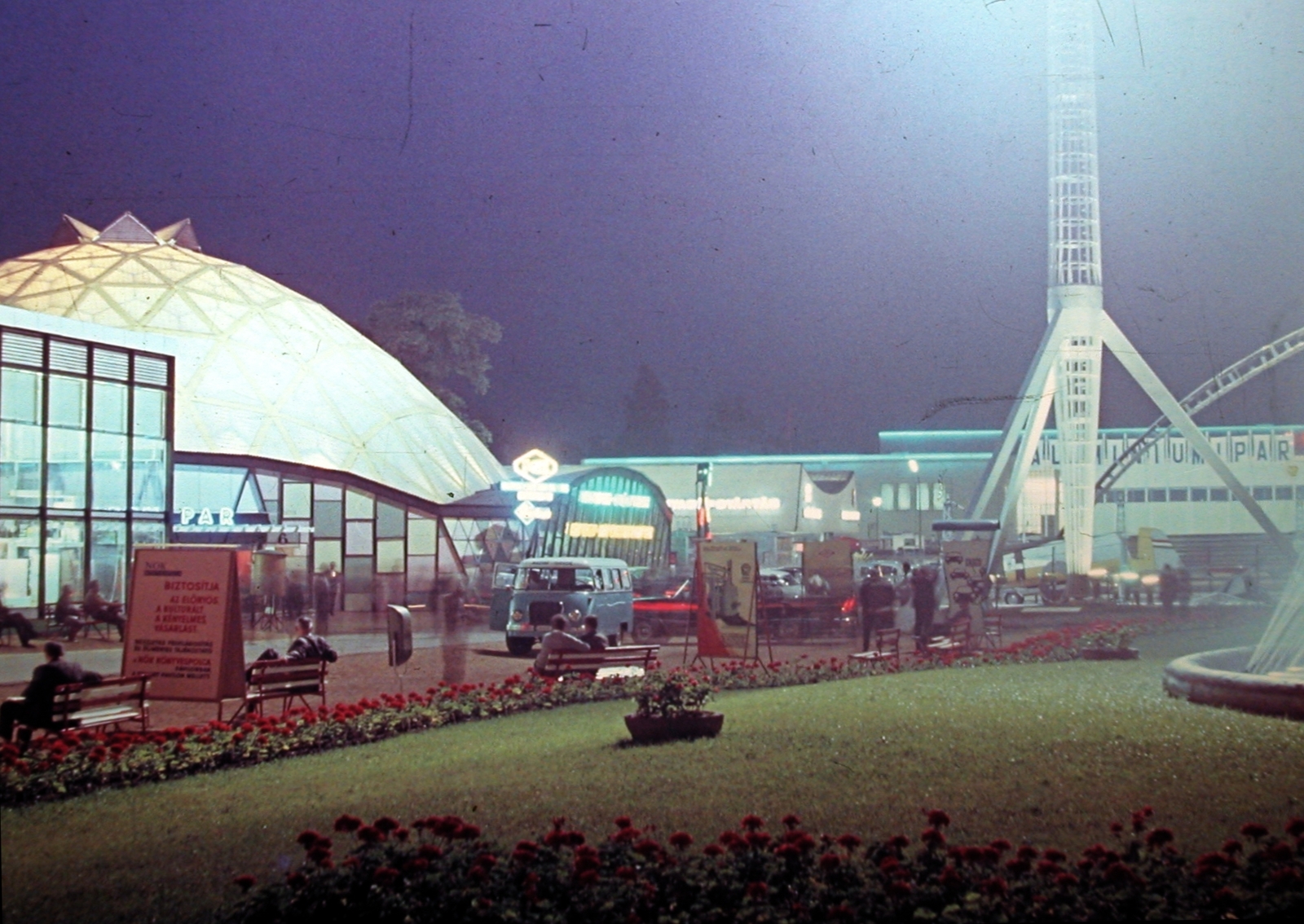 Magyarország, Városliget,Budapesti Nemzetközi Vásár, Budapest XIV., 1966, Fortepan, színes, Nysa-márka, éjszaka, nemzetközi vásár, lengyel gyártmány, Budapest, Fortepan #558