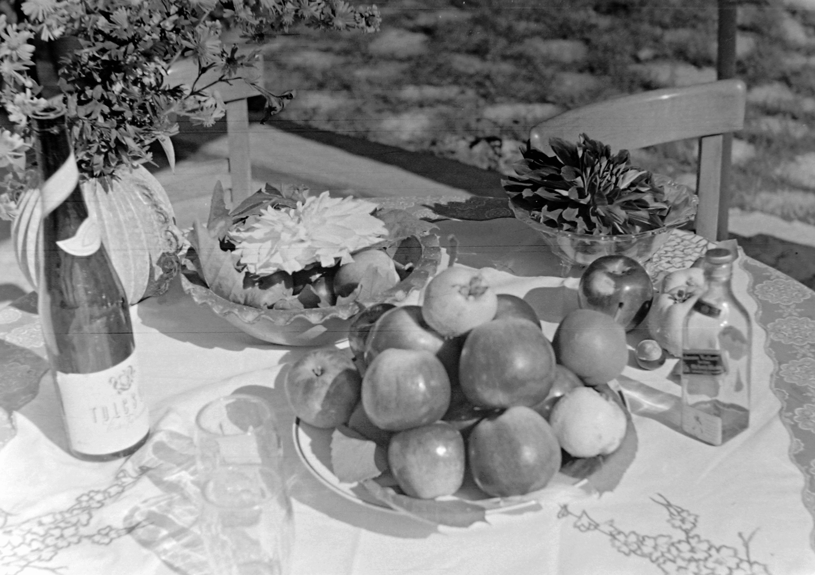 Hungary, Balatonszéplak,Siófok, Október 23. utca (November 7. út) 18., 1960, Fortepan/Album001, still life, furniture, flower, fruit, glass, table, Fortepan #5580