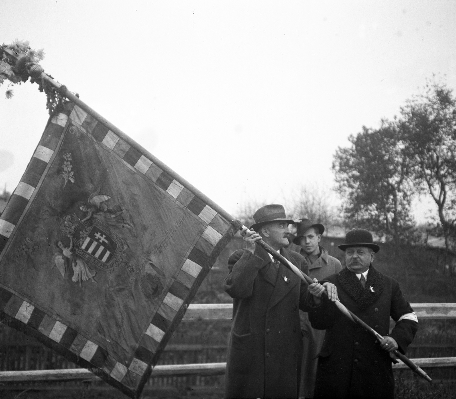 Slovakia, Komarno, a magyar csapatok bevonulása idején., 1938, Magyar Bálint, territorial gain, flag, bowler hat, crest, armband, national emblem, Fortepan #55804