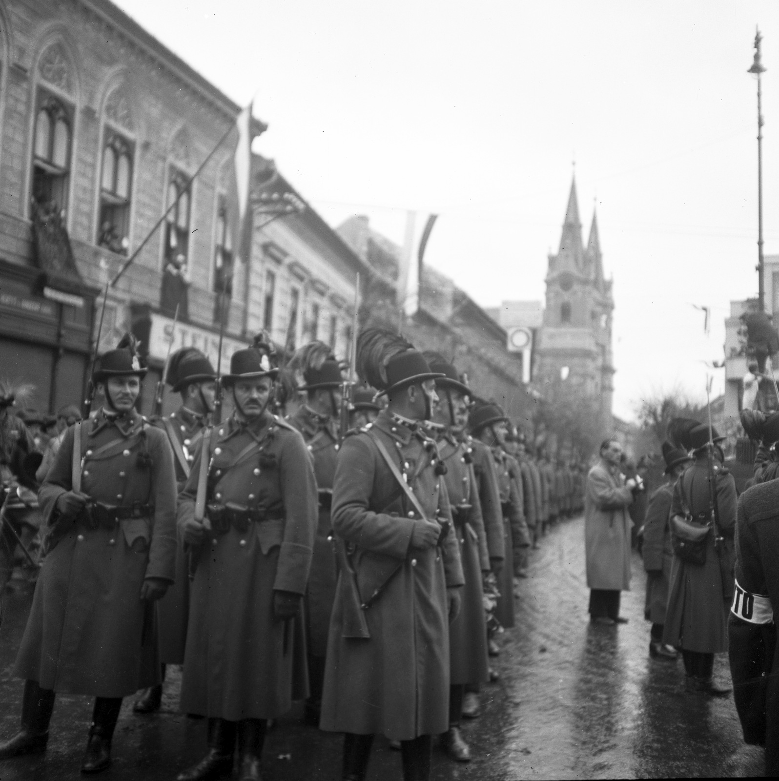 Slovakia, Komarno, Nádor utca (Palatinova ulica) a Klapka György tér (námestie generála Klapku) felől nézve, háttérben a Szent András templom., 1938, Magyar Bálint, territorial gain, gendarme, soldier, armband, gun, bayonet, cock feather, Fortepan #55808