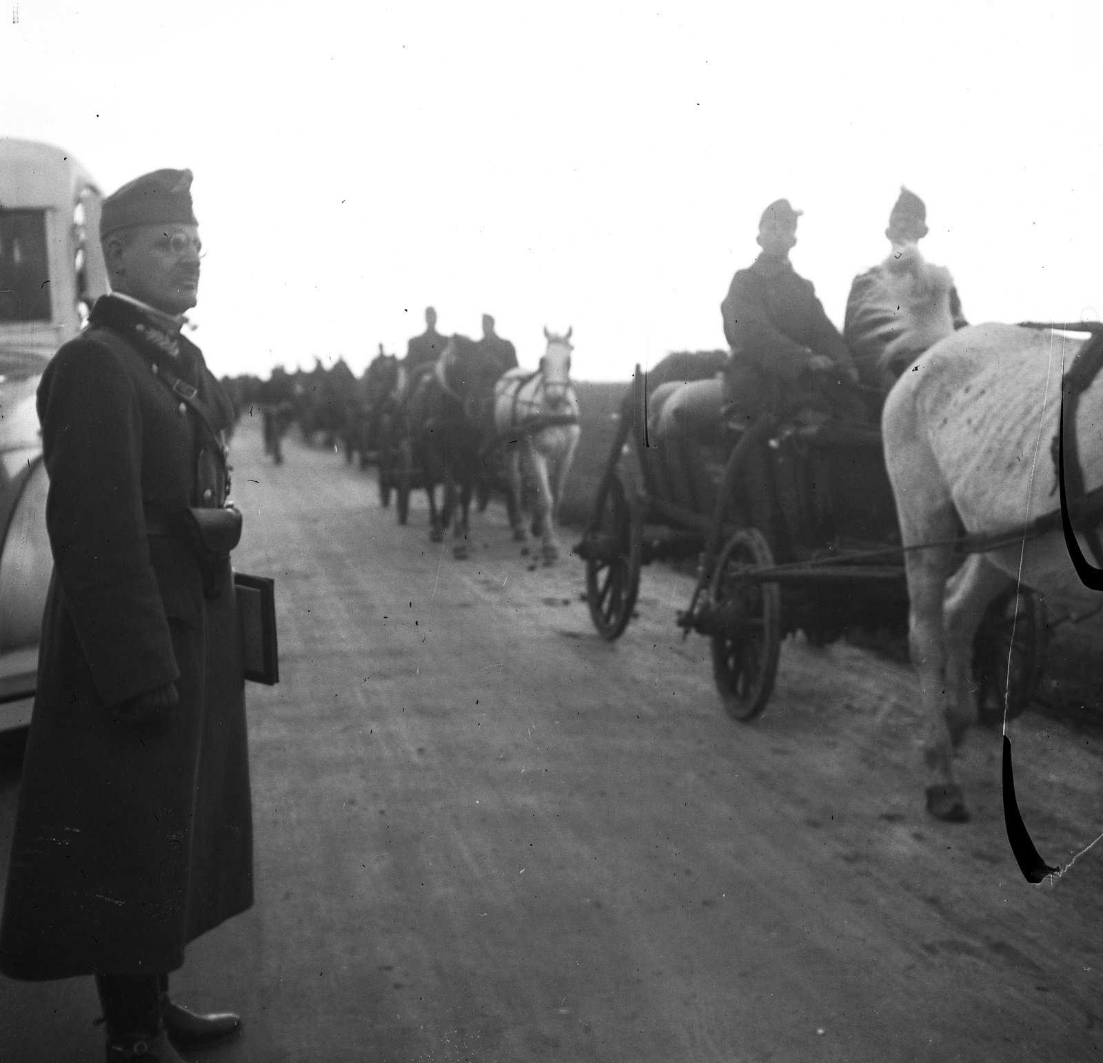 Slovakia, Komárom és Ógyalla közötti út a magyar csapatok bevonulása idején. Balra Hennyey Gusztáv vezérőrnagy, az 5. gyalogdandár parancsnoka., 1938, Magyar Bálint, territorial gain, Horse-drawn carriage, soldier, "Bocskai" side cap, Fortepan #55814