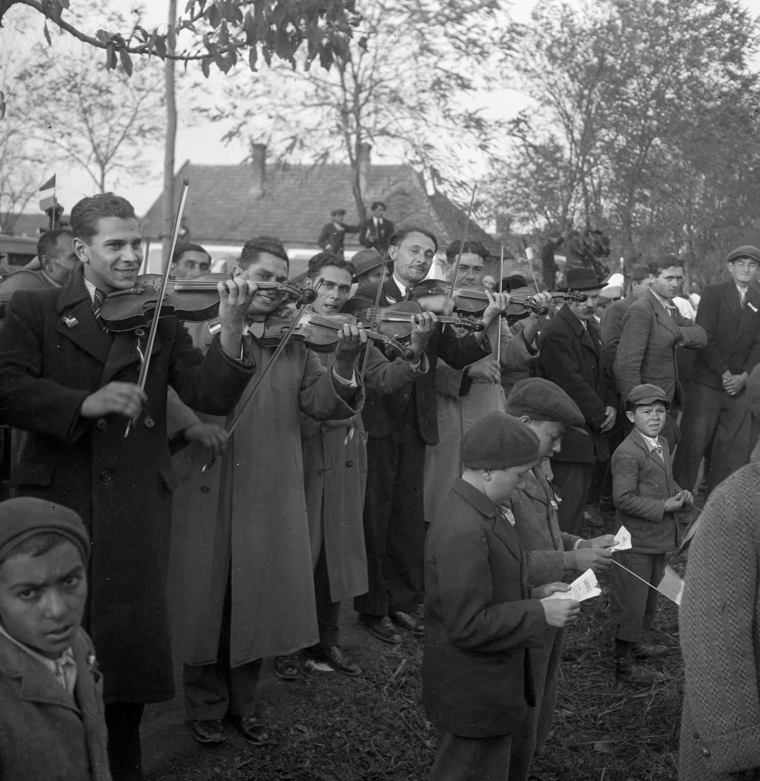 Slovakia, Hurbanovo, a magyar csapatok bevonulása idején., 1938, Magyar Bálint, territorial gain, musical instrument, band, violin, Gypsy music, Fortepan #55815