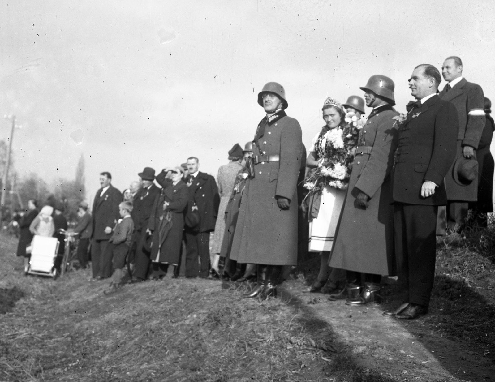 Slovakia, Hurbanovo, a magyar csapatok bevonulása idején., 1938, Magyar Bálint, territorial gain, soldier, folk costume, Fortepan #55817