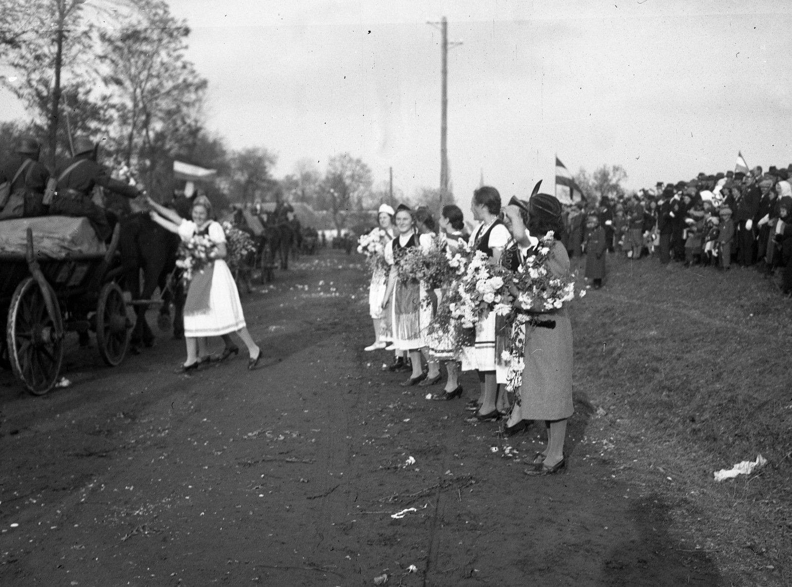 Slovakia, Hurbanovo, a magyar csapatok bevonulása idején., 1938, Magyar Bálint, territorial gain, folk costume, bouquet, Fortepan #55818