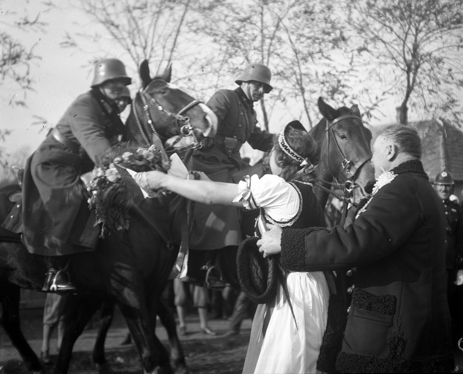 Slovakia, Hurbanovo, a magyar csapatok bevonulása idején., 1938, Magyar Bálint, territorial gain, folk costume, soldier, rider, Bocskai coat, saddle, Fortepan #55819