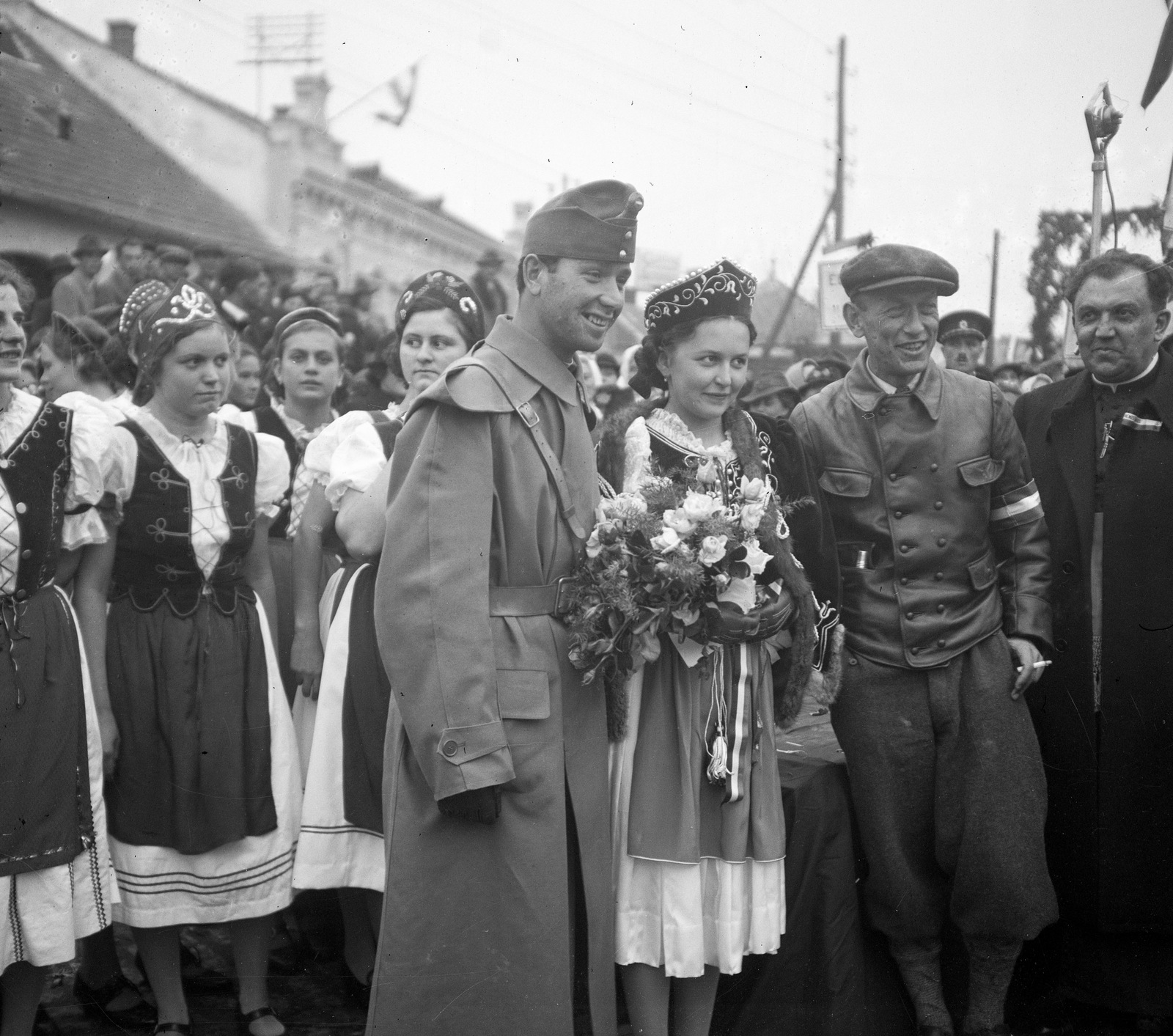 Slovakia, Galanta, a magyar csapatok bevonulása idején., 1938, Magyar Bálint, territorial gain, folk costume, bouquet, armband, "Bocskai" side cap, Fortepan #55832