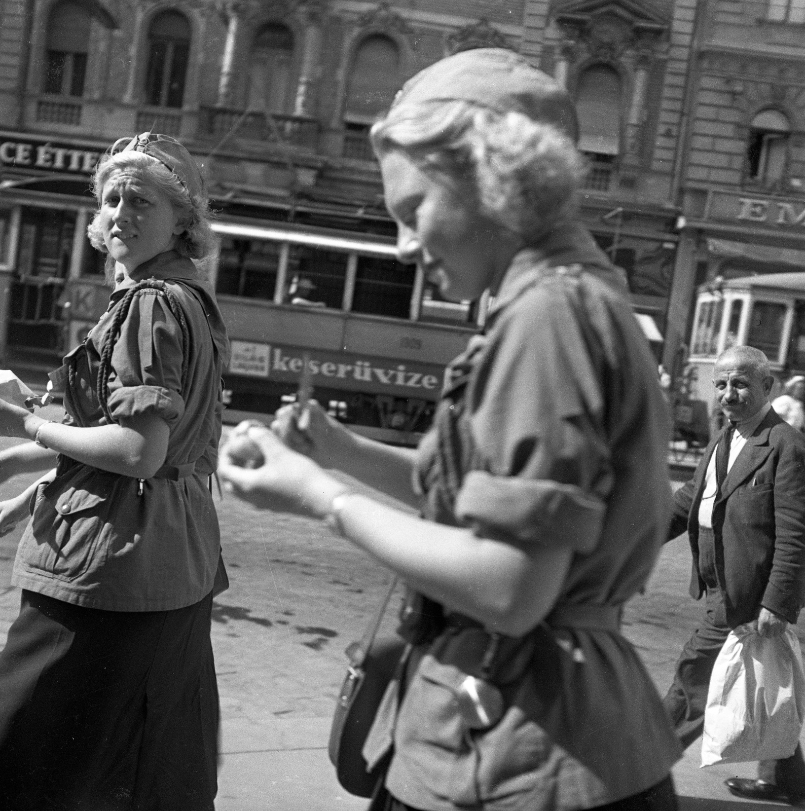 Hungary, Budapest VIII., Blaha Lujza tér. Az első Leánycserkész Világtalálkozó résztvevői kiránduláson., 1939, Magyar Bálint, ad, uniform, street view, genre painting, tram, scouting, lady, shoulder bag, Budapest, Fortepan #55836