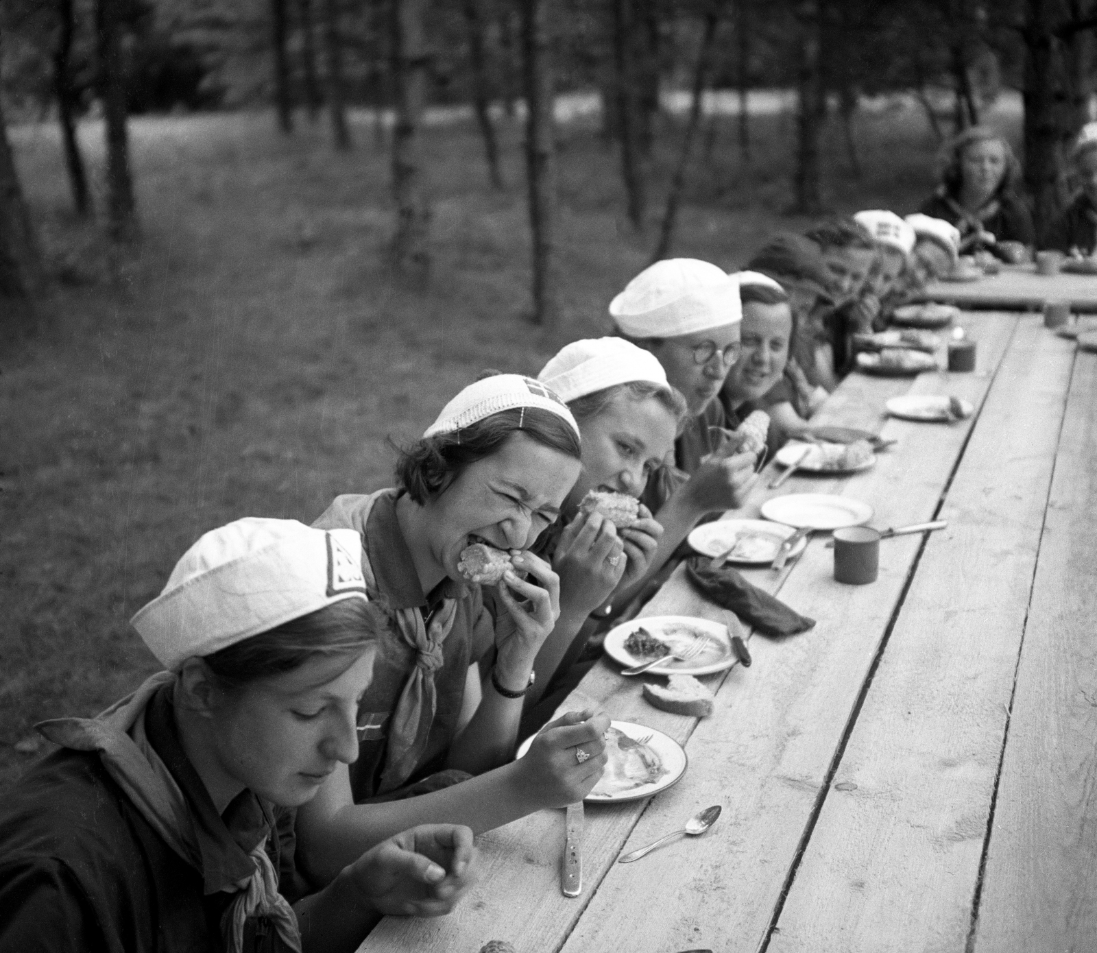 Hungary, Gödöllő, Erzsébet park, az első Leánycserkész Világtalálkozó (I. Pax Ting) 1939. VII. 25. - VIII. 7., 1939, Magyar Bálint, meal, Best of, scouting, corn, grimace, Fortepan #55840