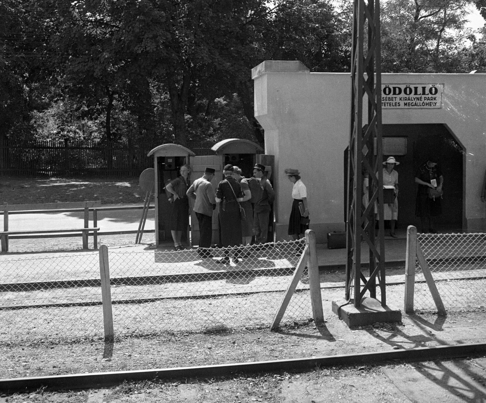 Hungary, Gödöllő, Szabadság út (3-as főút), a HÉV Erzsébet park megállója. A felvétel az első Leánycserkész Világtalálkozó (I. Pax Ting) 1939. VII. 25. - VIII. 7. idején készült., 1939, Magyar Bálint, commuter train, Fortepan #55843