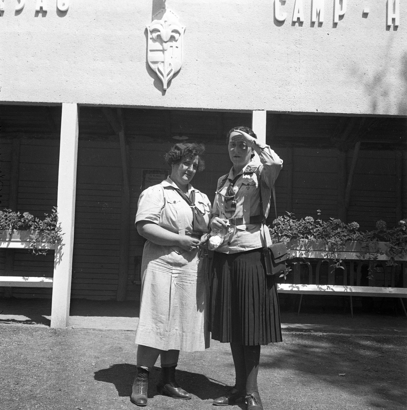 Hungary, Gödöllő, Erzsébet park, az első Leánycserkész Világtalálkozó (I. Pax Ting) táborparancsnoksága. 1939. VII. 25. - VIII. 7., 1939, Magyar Bálint, Fortepan #55845