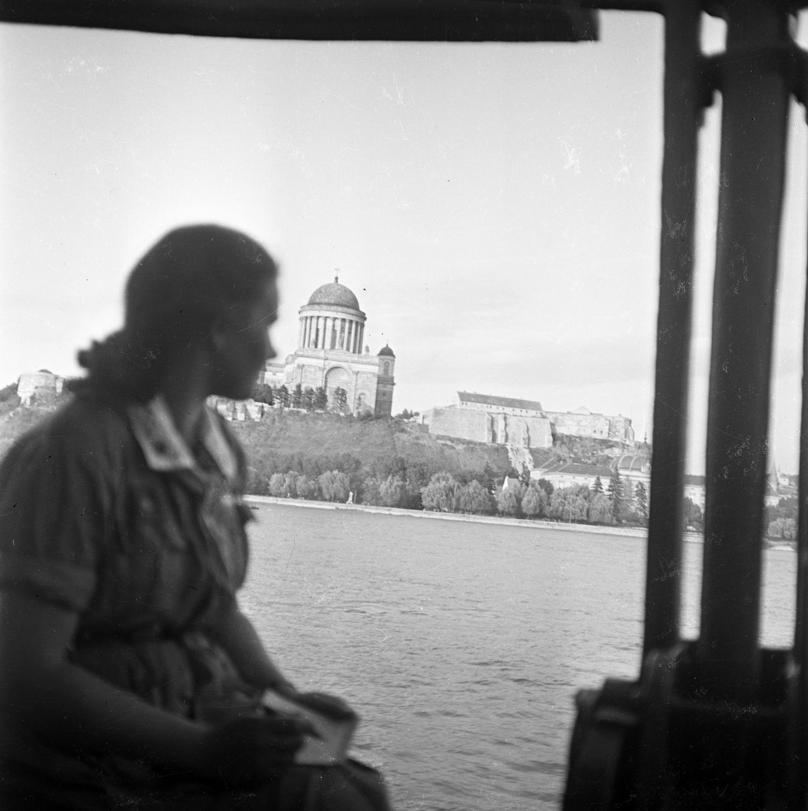 Hungary, a Duna Esztergomnál. Az első Leánycserkész Világtalálkozó résztvevője hajókiránduláson. Háttérben a Bazilika és a Vár., 1939, Magyar Bálint, church, Fortepan #55855