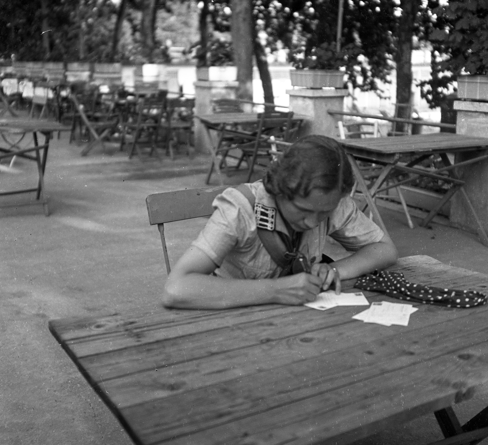 Hungary, Esztergom, az első Leánycserkész Világtalálkozó résztvevője a Szent István strandfürdő éttermének teraszán., 1939, Magyar Bálint, writing, envelope, Fortepan #55857