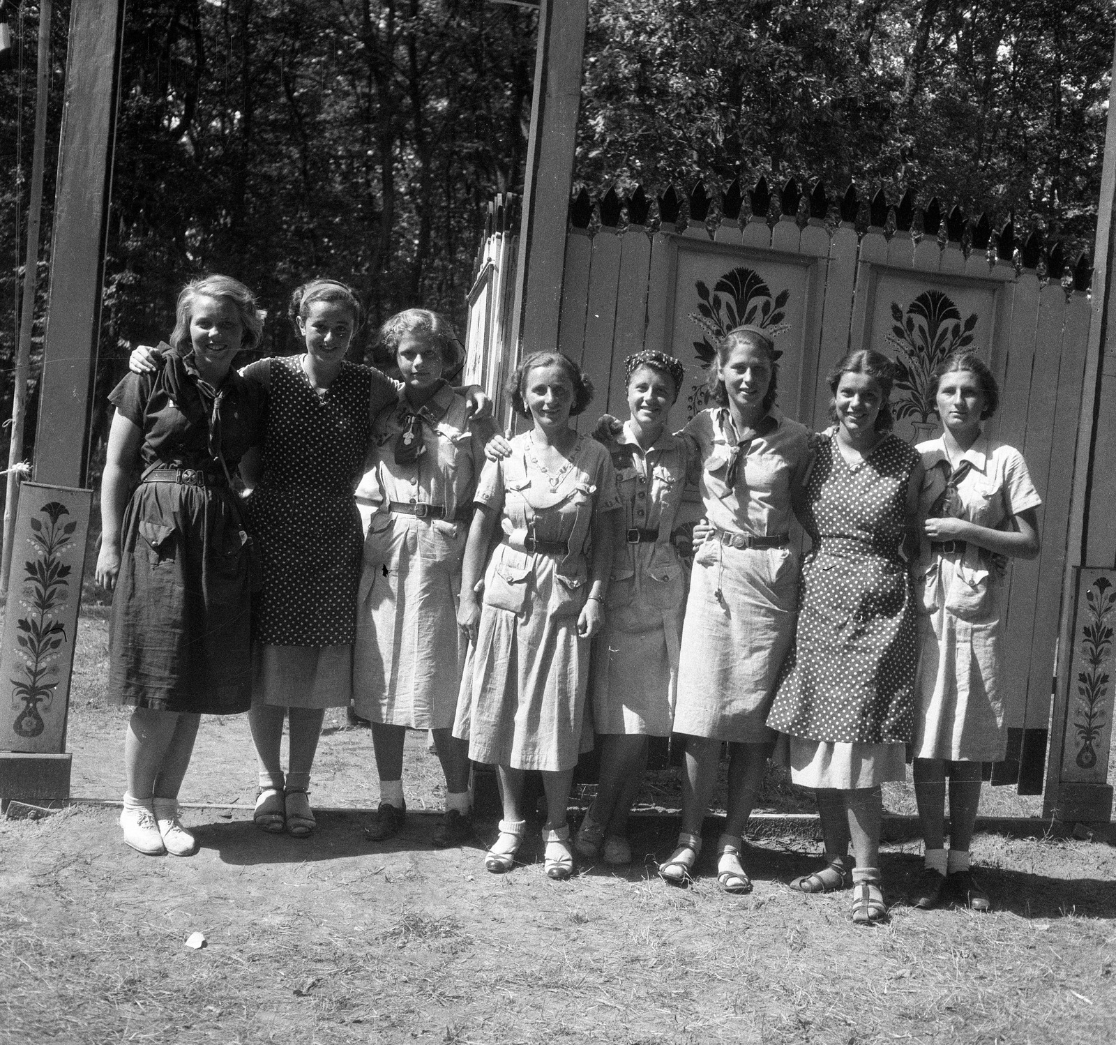 Hungary, az első Leánycserkész Világtalálkozó résztvevői kiránduláson., 1939, Magyar Bálint, tableau, sekler gate, Fortepan #55859